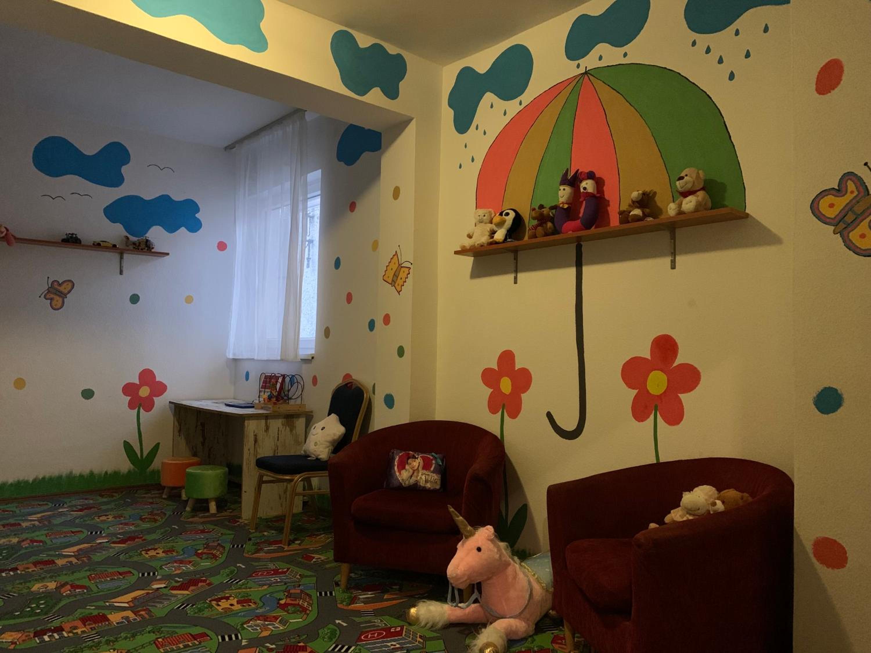 Standard Family Room - Photo 5
