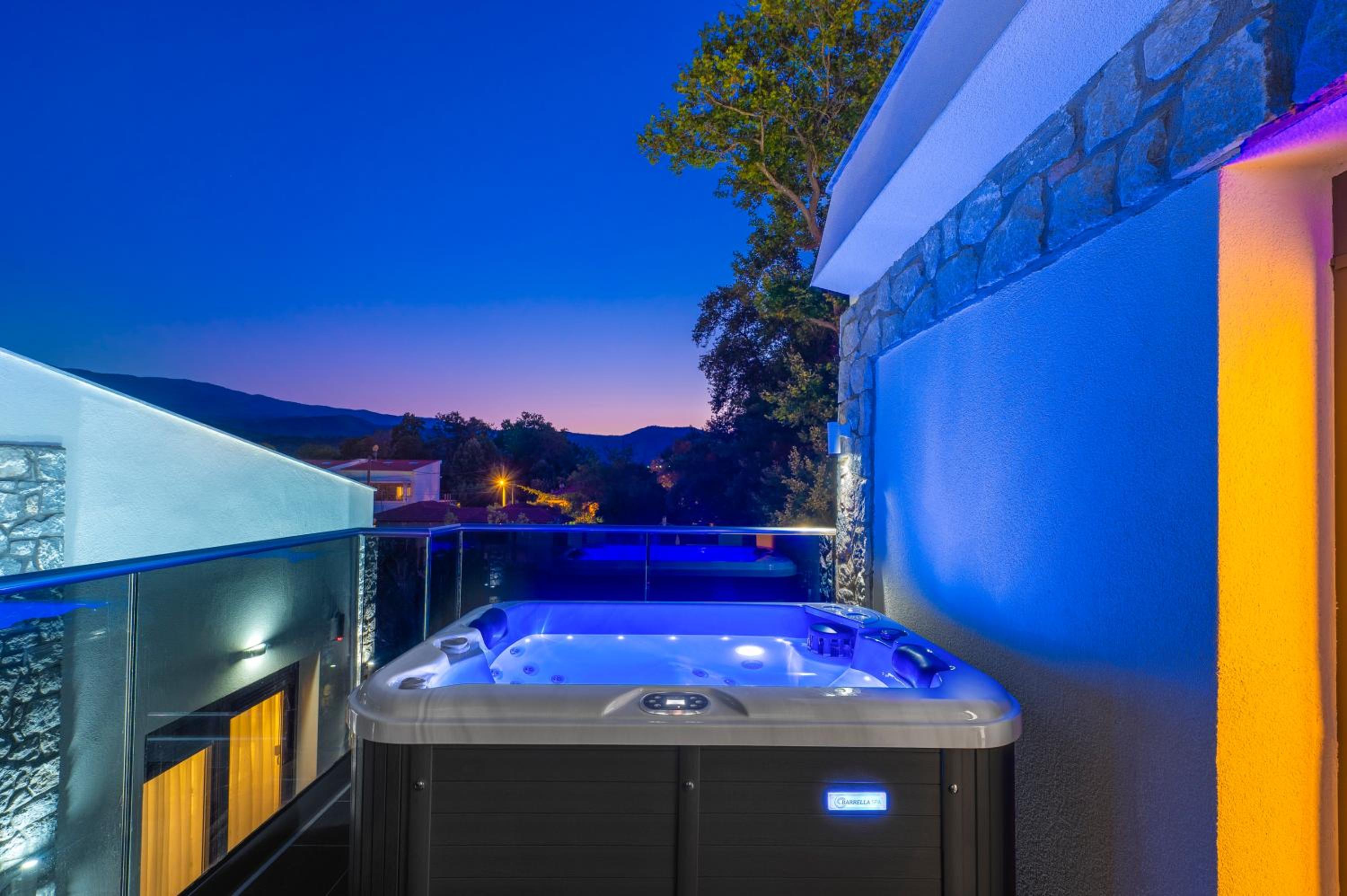 Suite with Hot Tub - Photo 3
