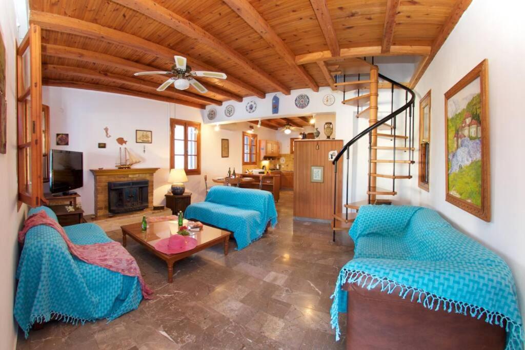 Three-Bedroom House photo 3