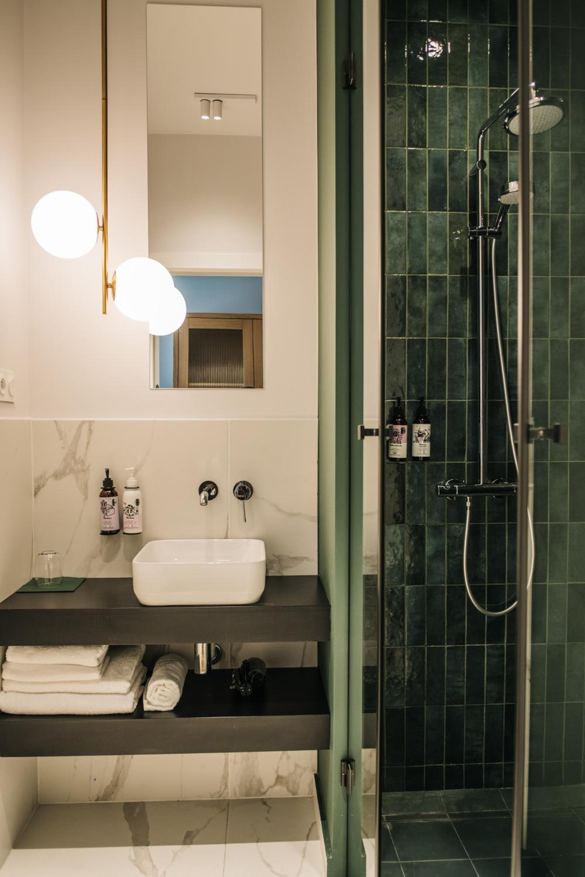 Deluxe Double Room (2 Adults + 1 Child) photo 3