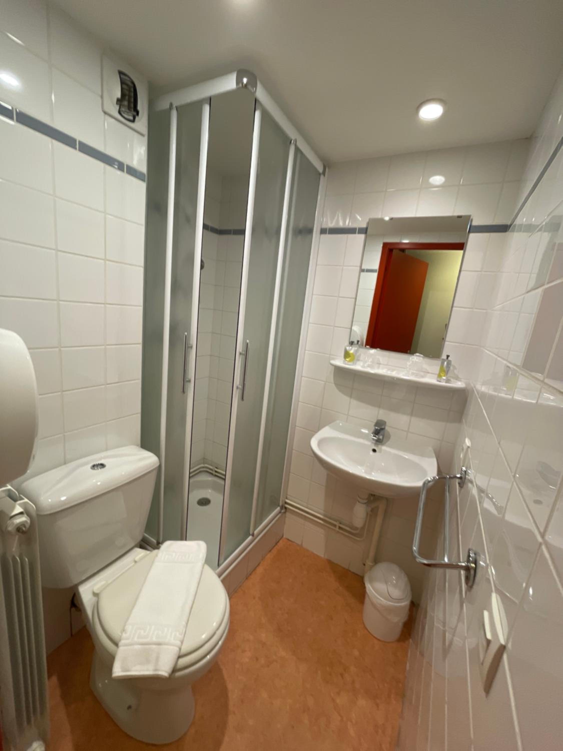 Twin Room - Photo 5