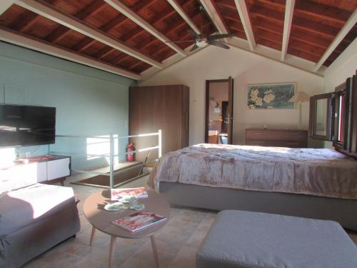 One-Bedroom House - Photo 11