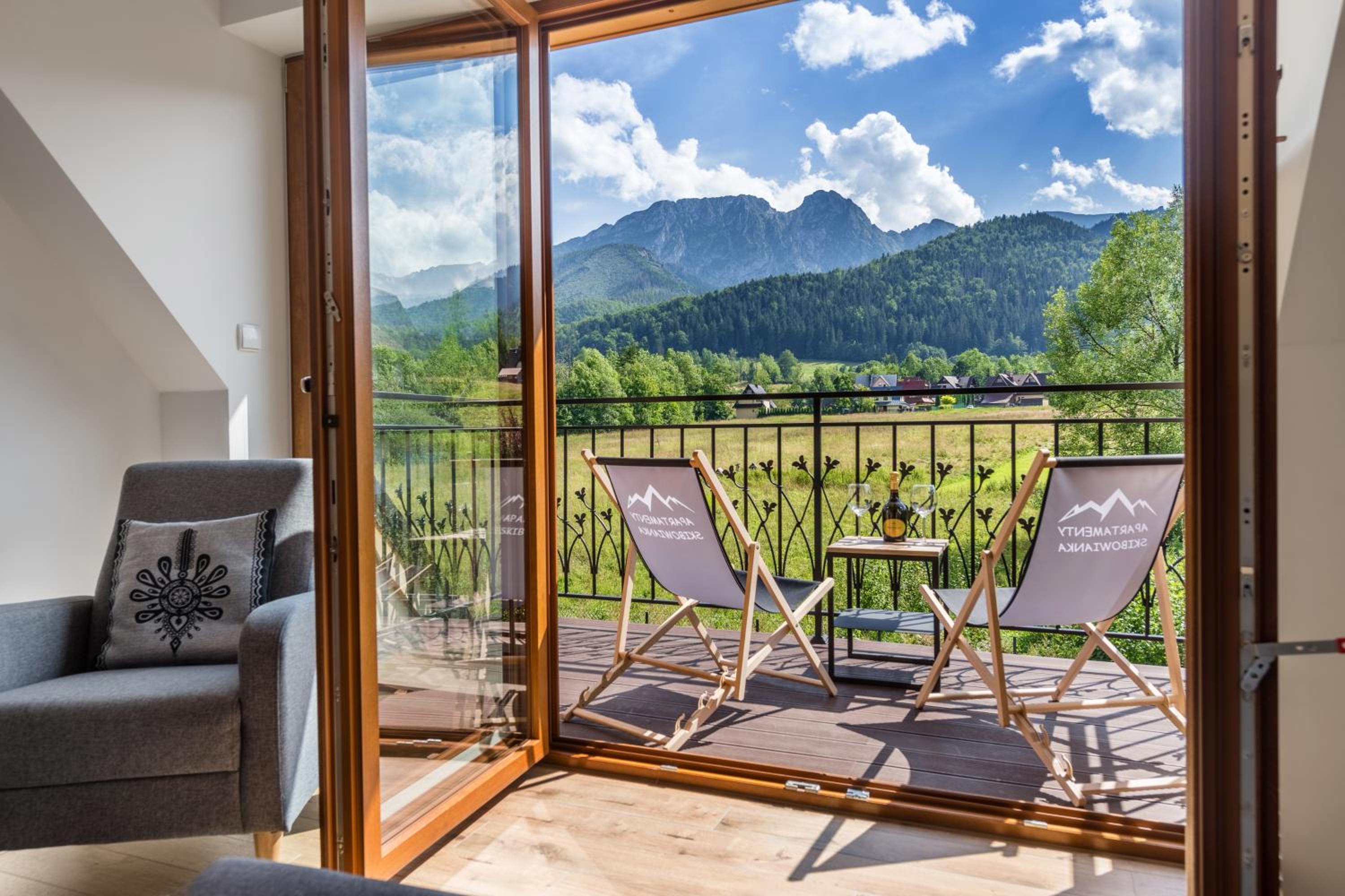 Apartment with Mountain View
