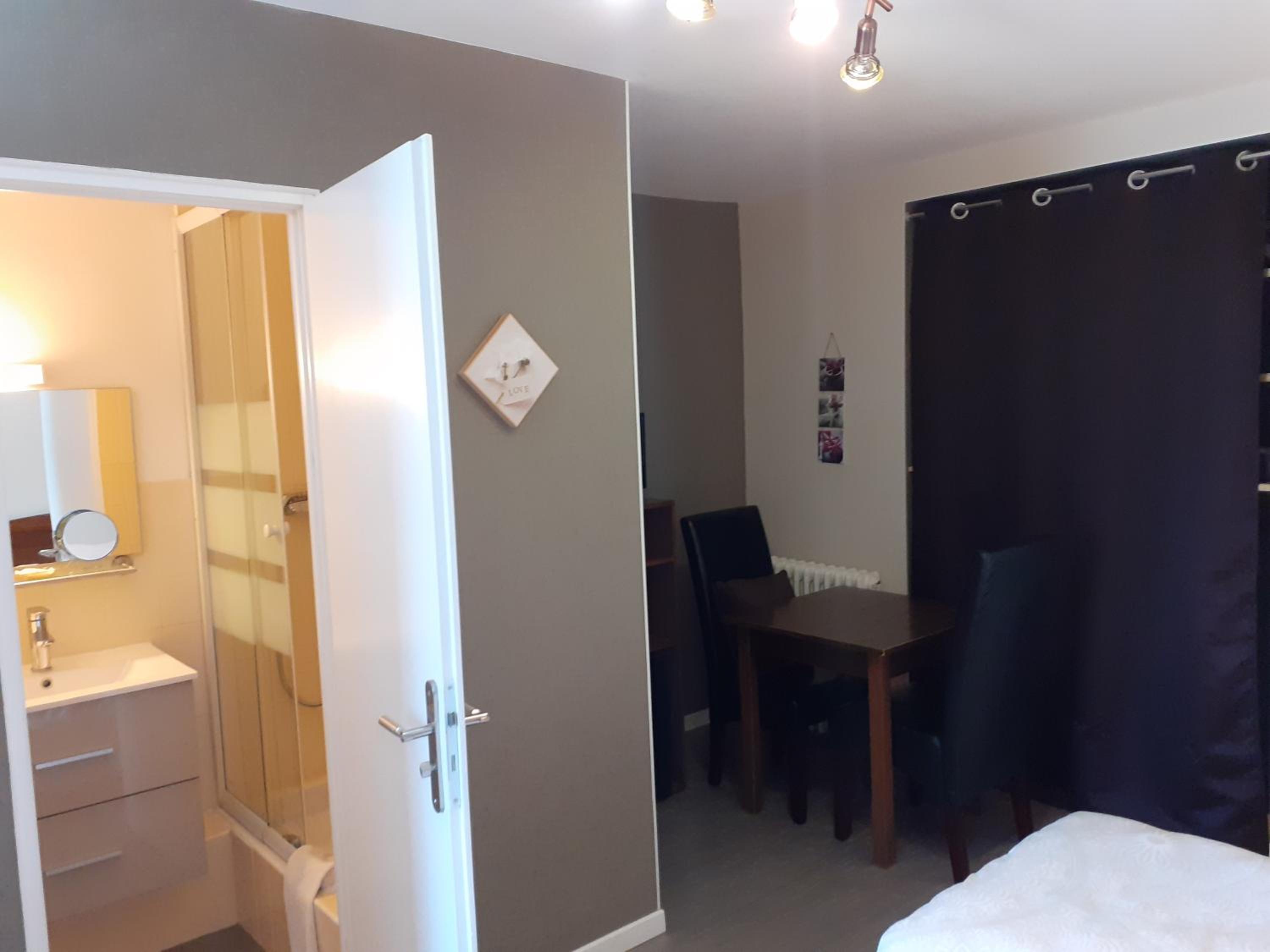 Deluxe Double Room with Two Double Beds photo 3