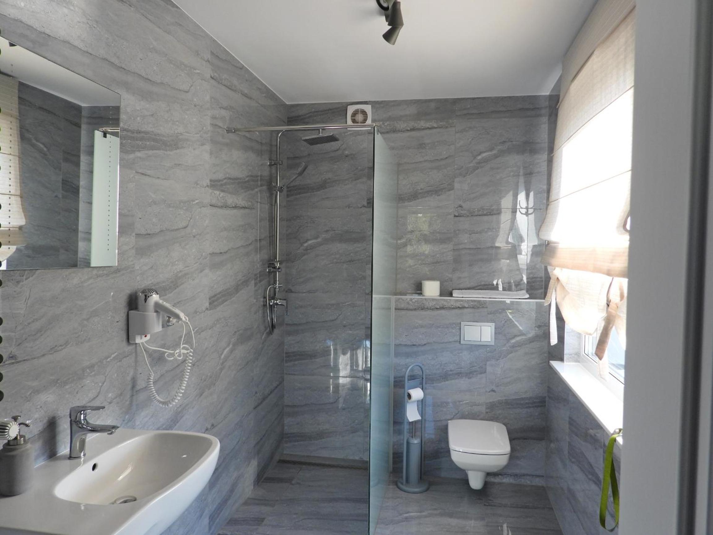 Twin Room with Private Bathroom - Photo 10