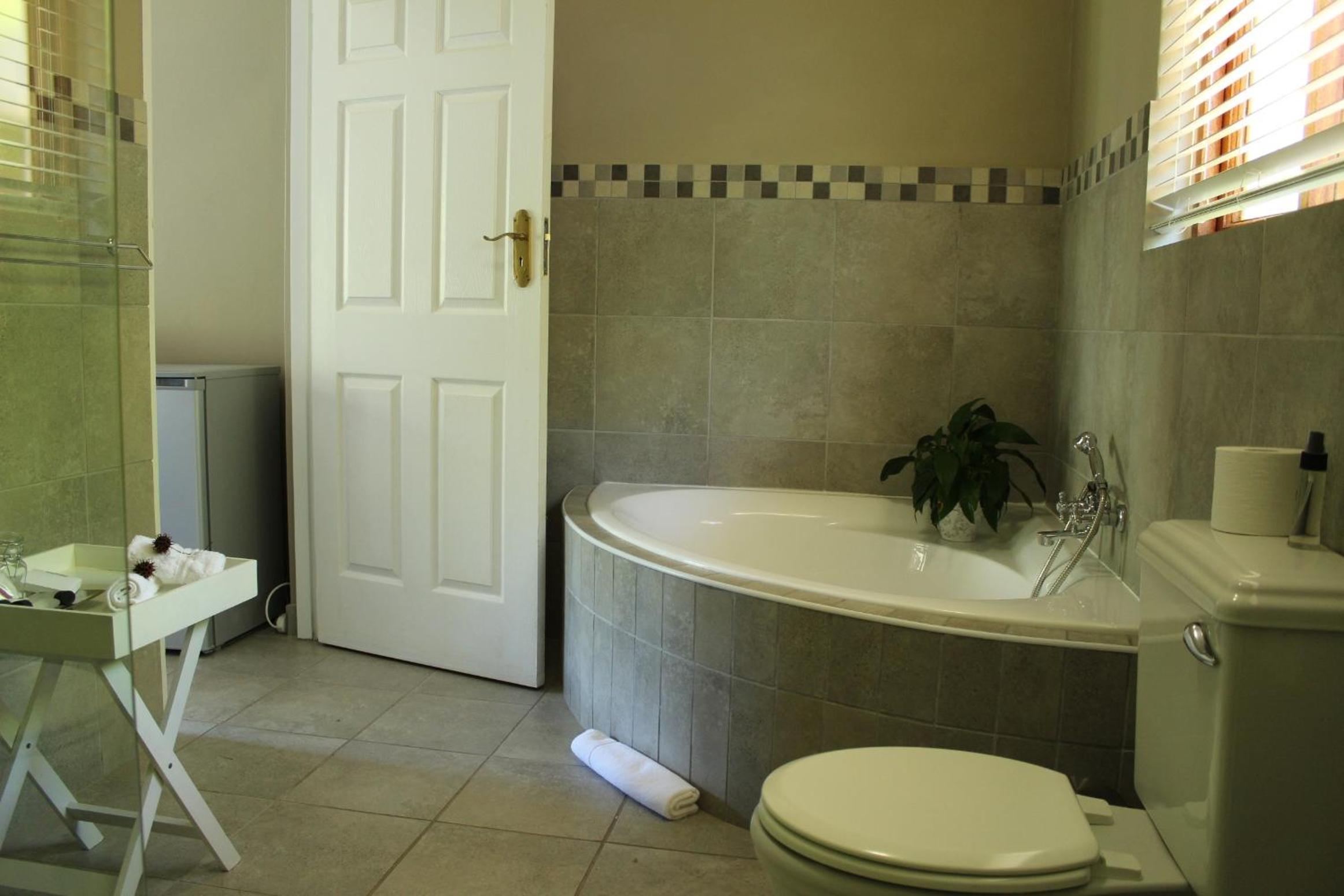 Suite - Photo 11