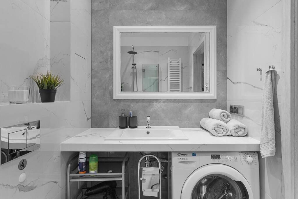 One-Bedroom Apartment - Photo 2