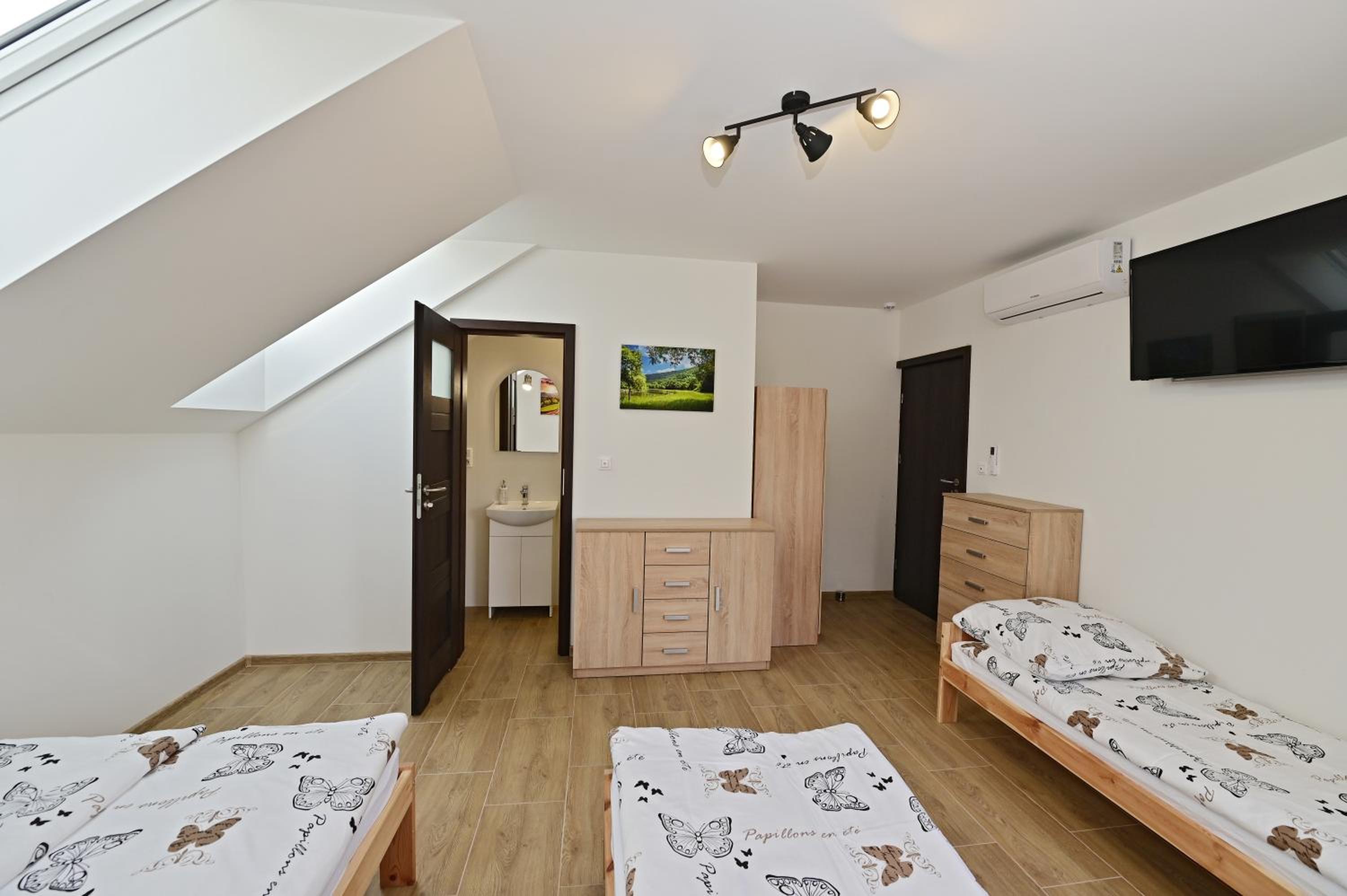 Quadruple Room with Private Bathroom