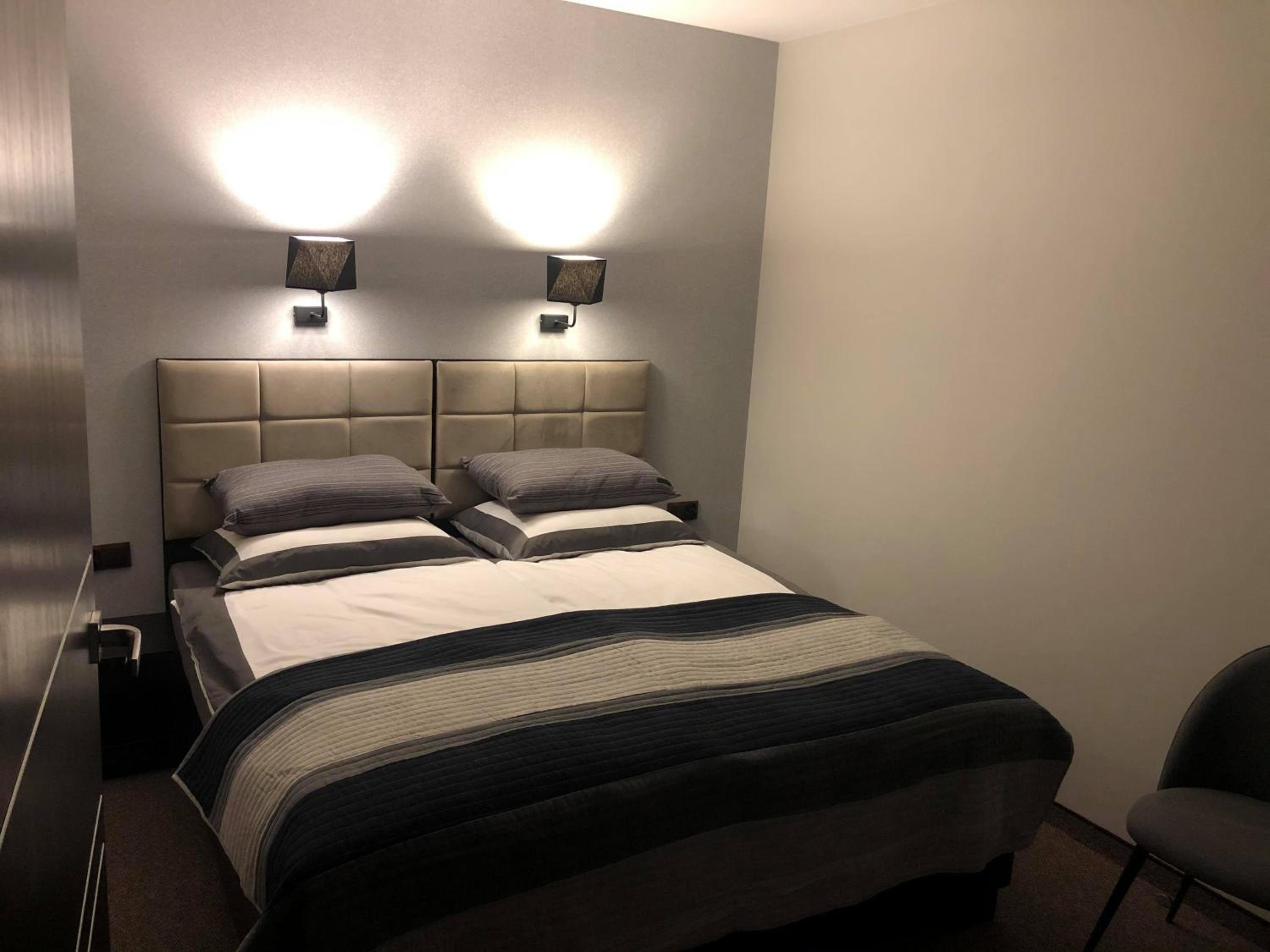 Deluxe King Suite - Photo 4