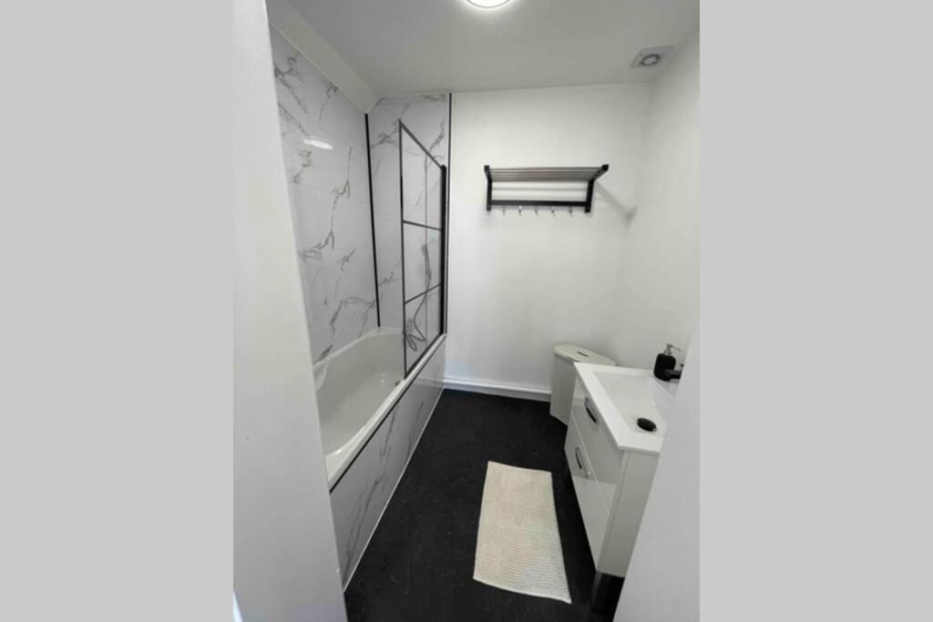 One-Bedroom Apartment - Photo 3