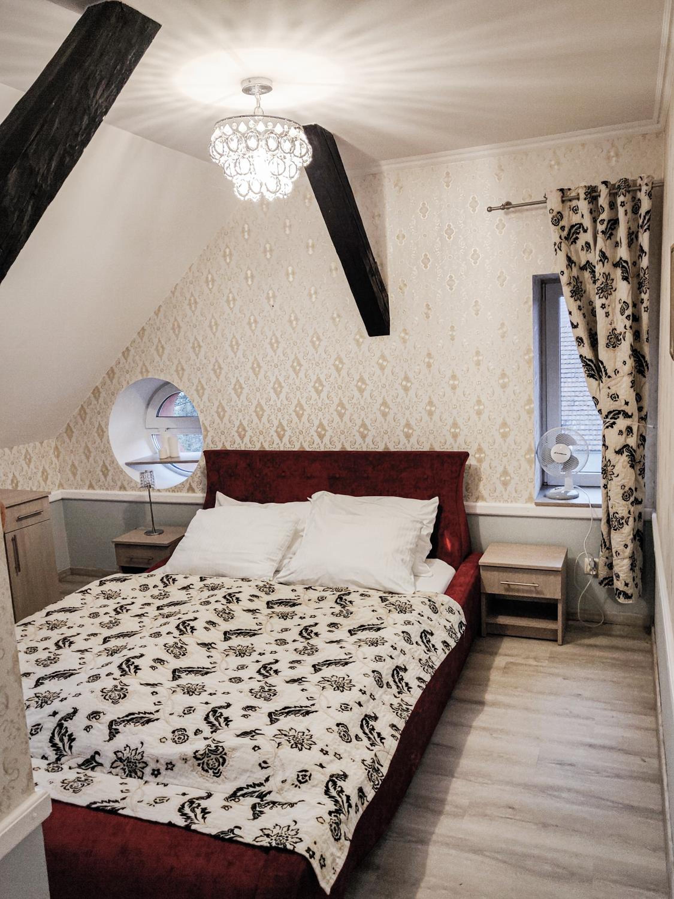 Large Double Room - Photo 2