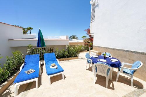 Apartment with Courtyard View photo 2