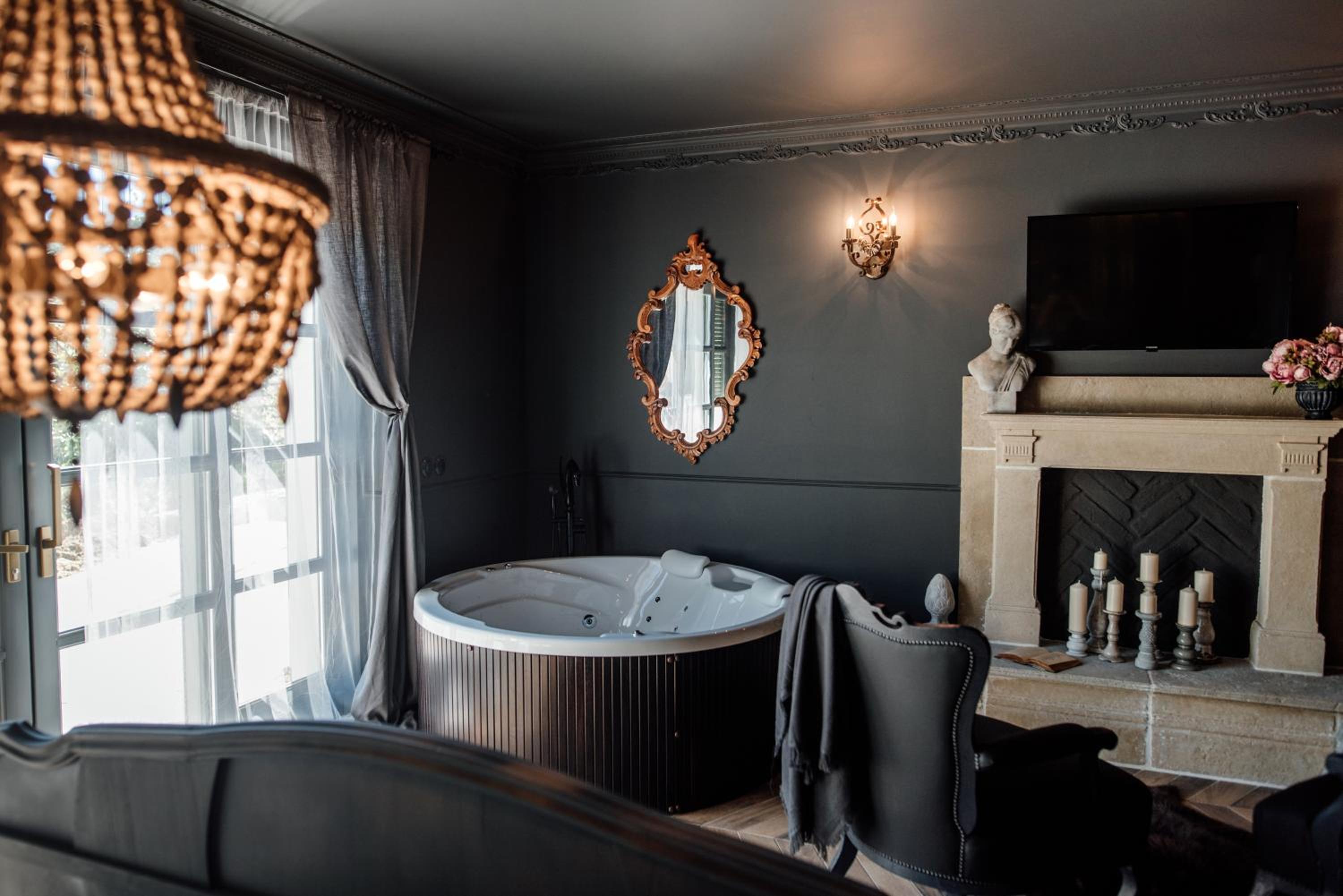 Suite with Hot Tub photo 1