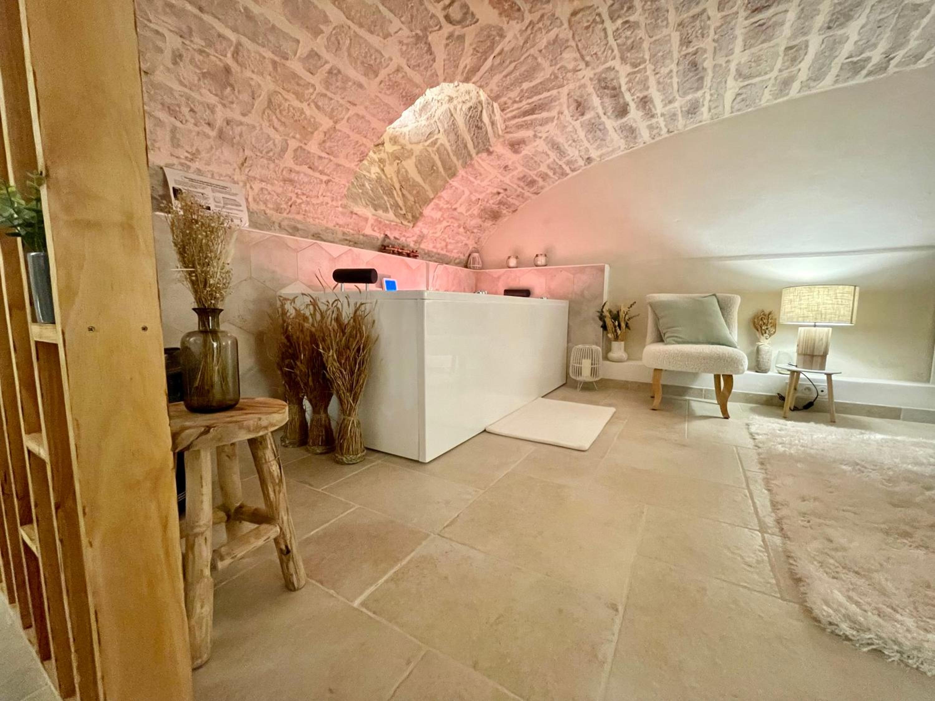 King Suite with Spa Bath - Photo 5