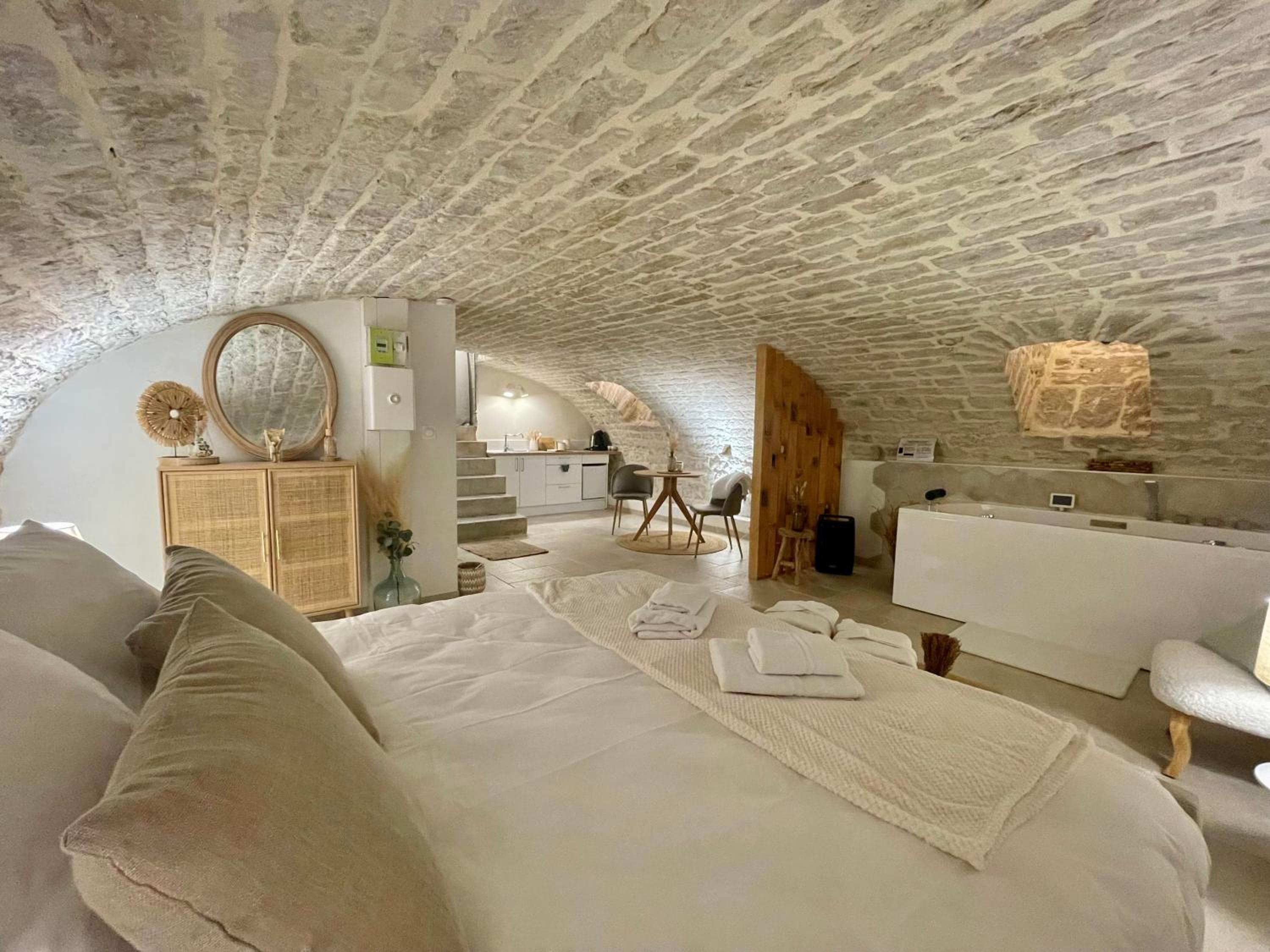 King Suite with Spa Bath - Photo 2