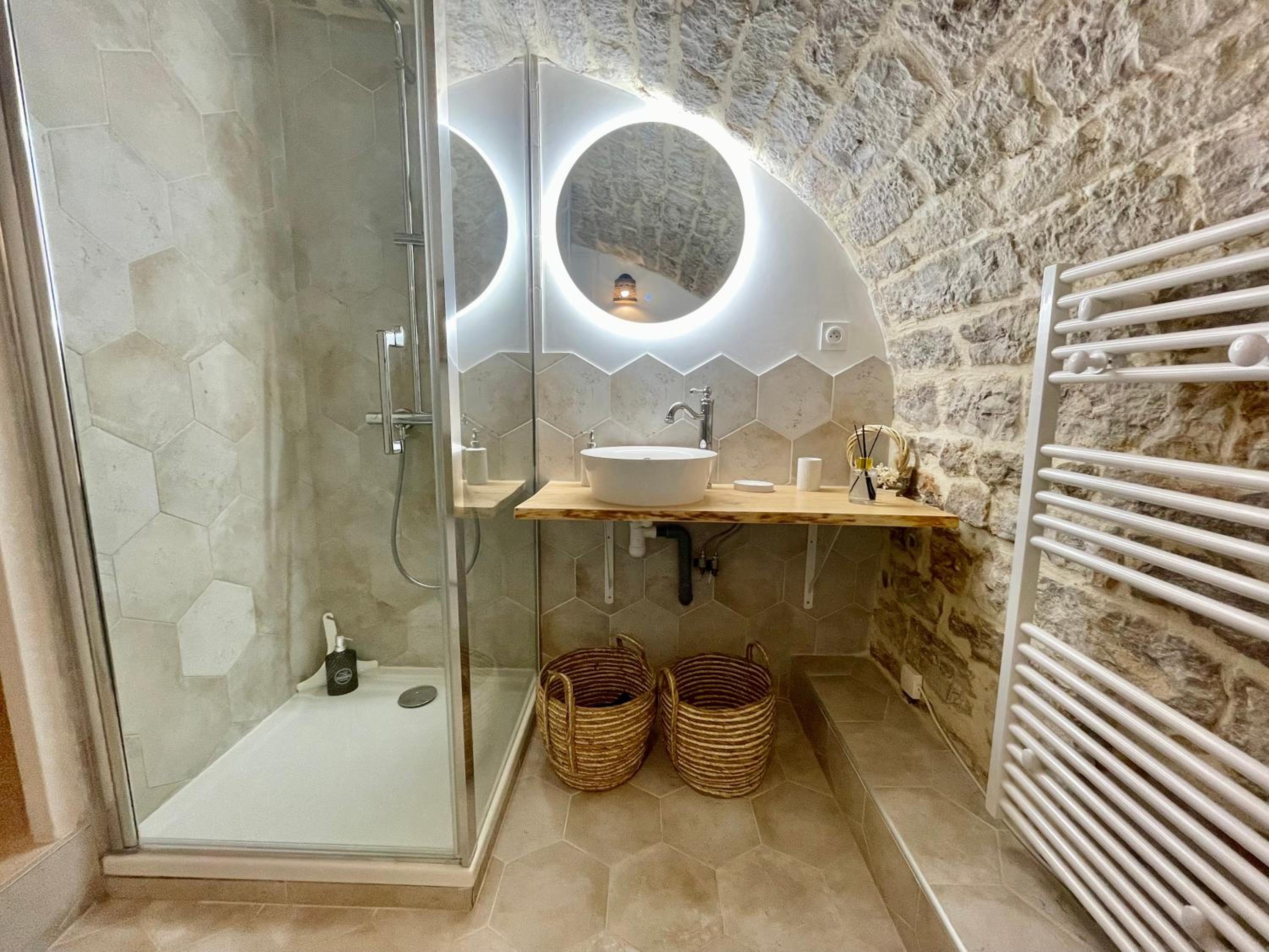 King Suite with Spa Bath - Photo 7