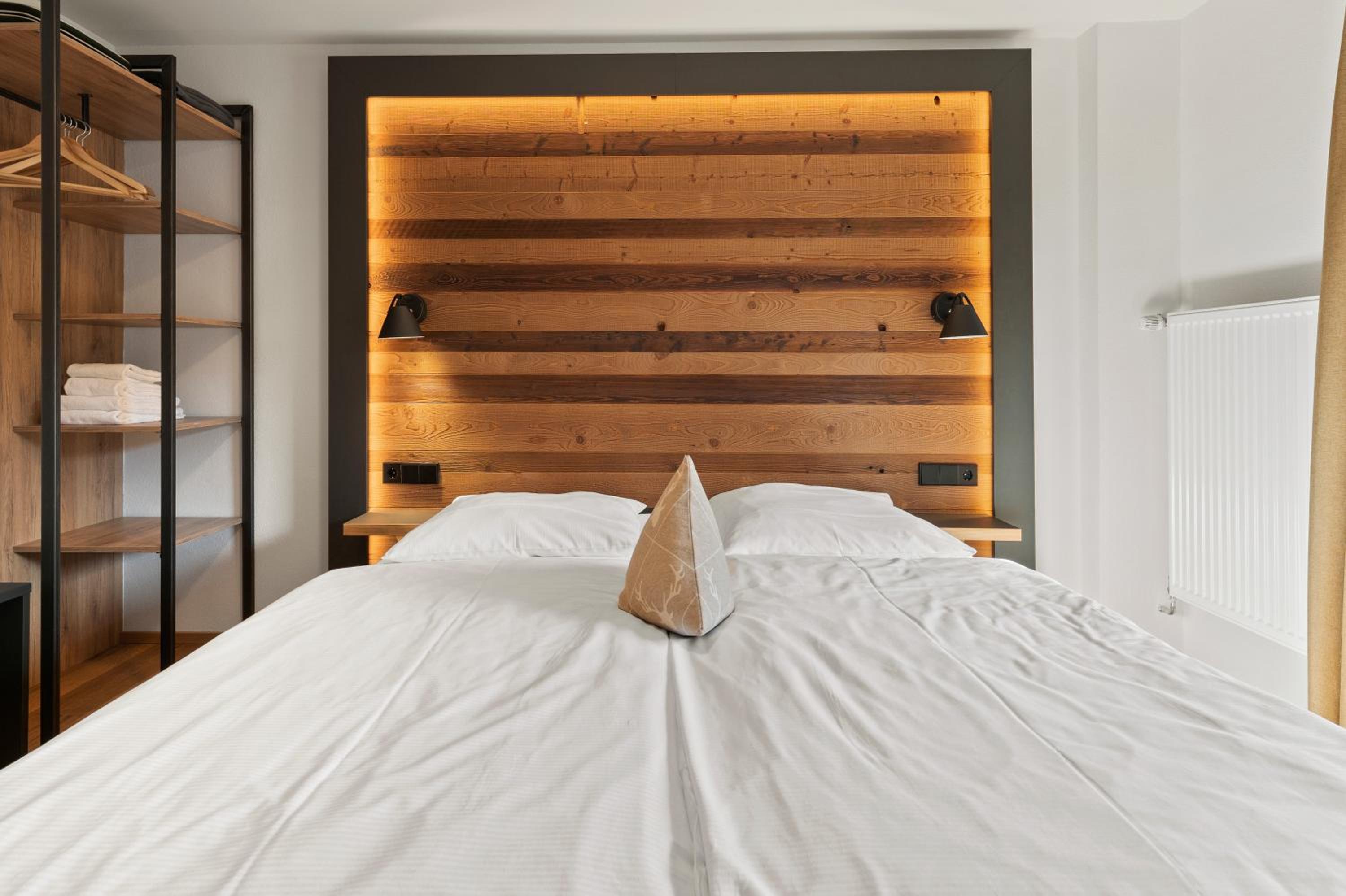 Small Double Room with Lake View - Photo 5