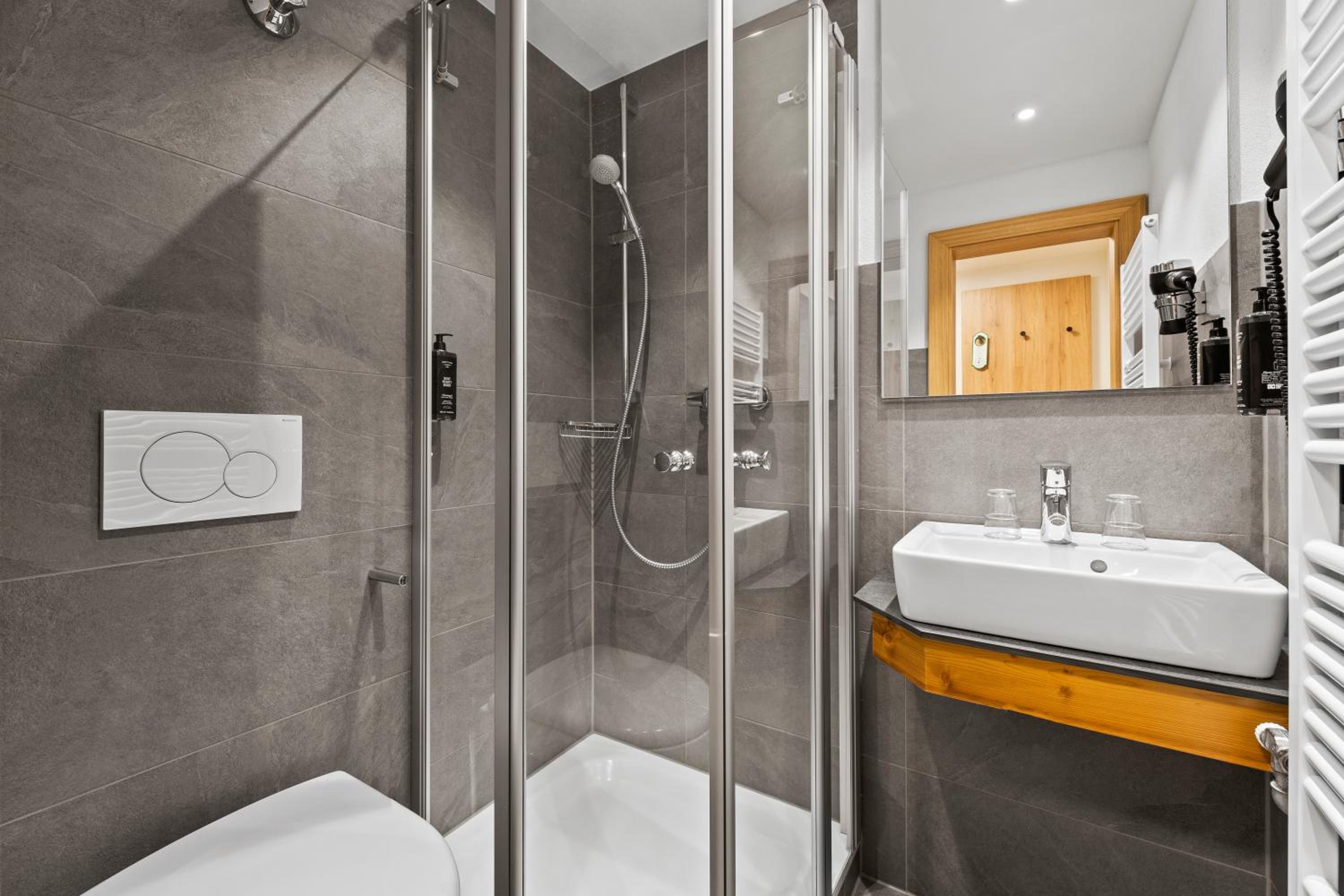 Small Double Room with Lake View - Photo 8