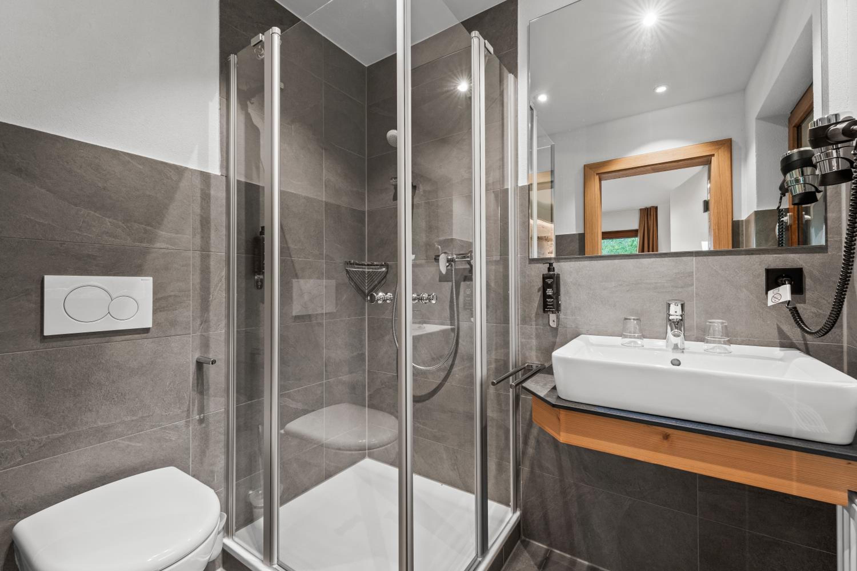 Small Double Room with Lake View - Photo 7
