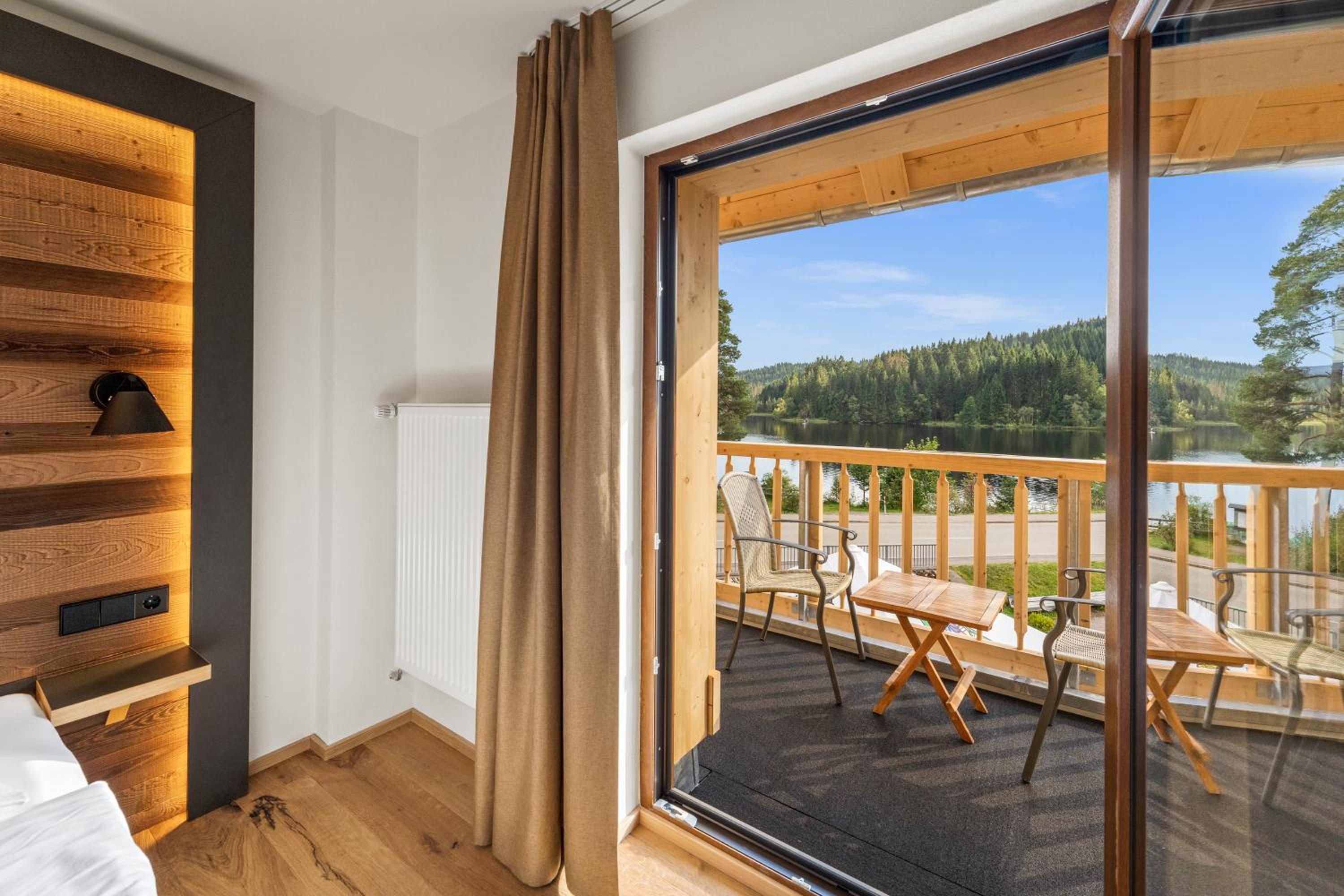 Small Double Room with Lake View - Photo 3
