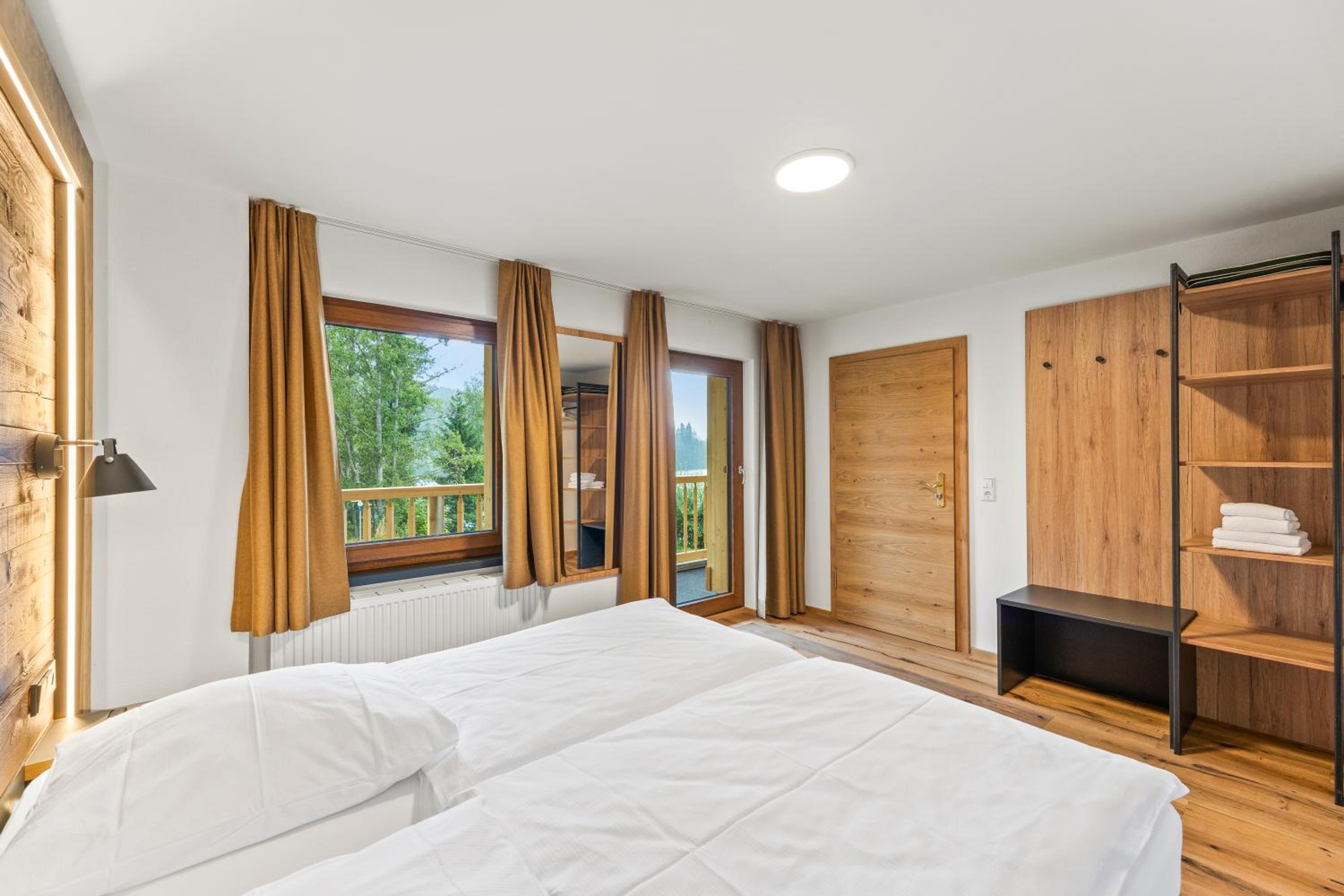 Small Double Room with Lake View - Photo 4