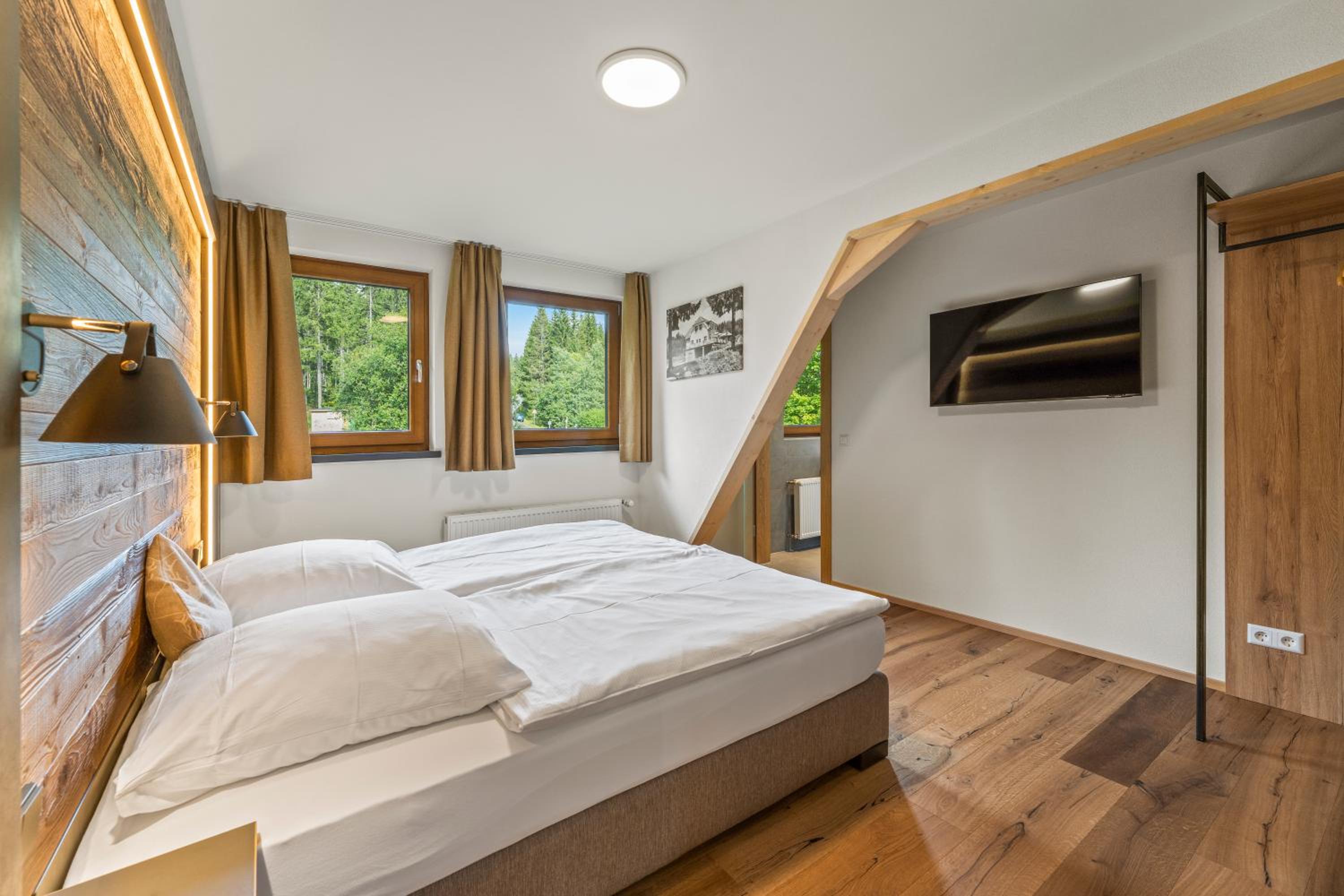 Budget Double Room with Forest View - Photo 4