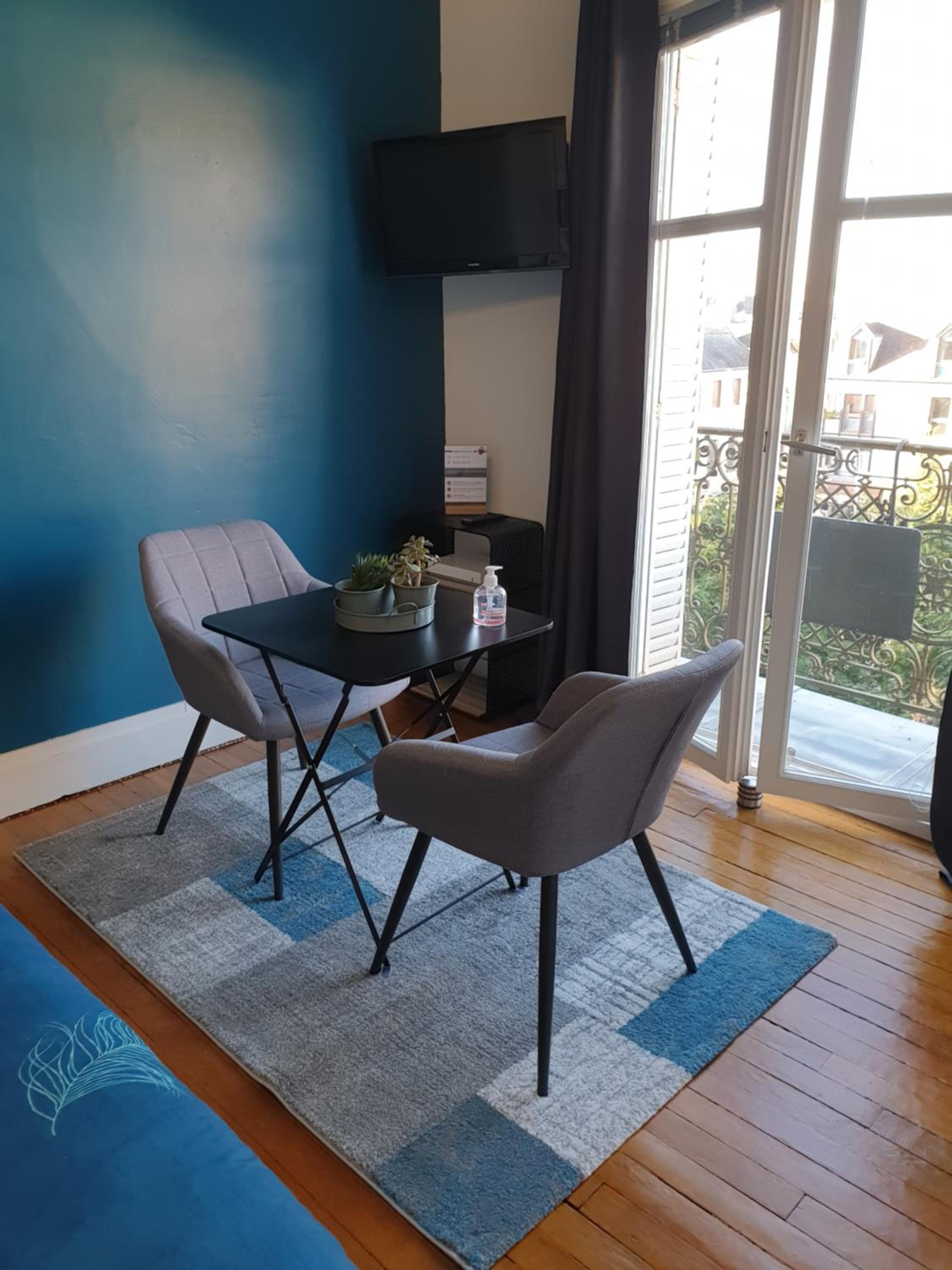 Studio with Balcony - Photo 4