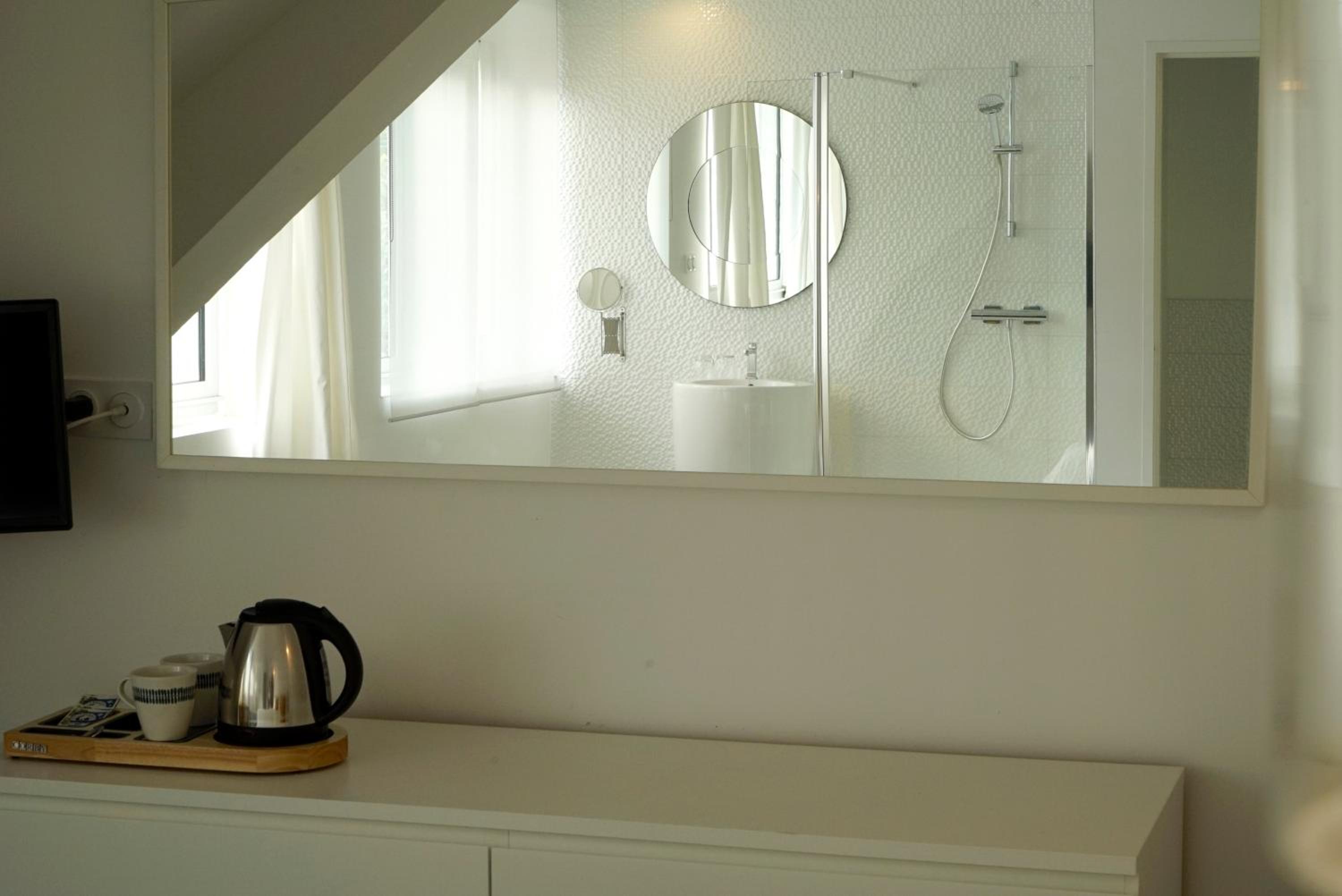 Double or Twin Room with Side Sea View - Photo 3