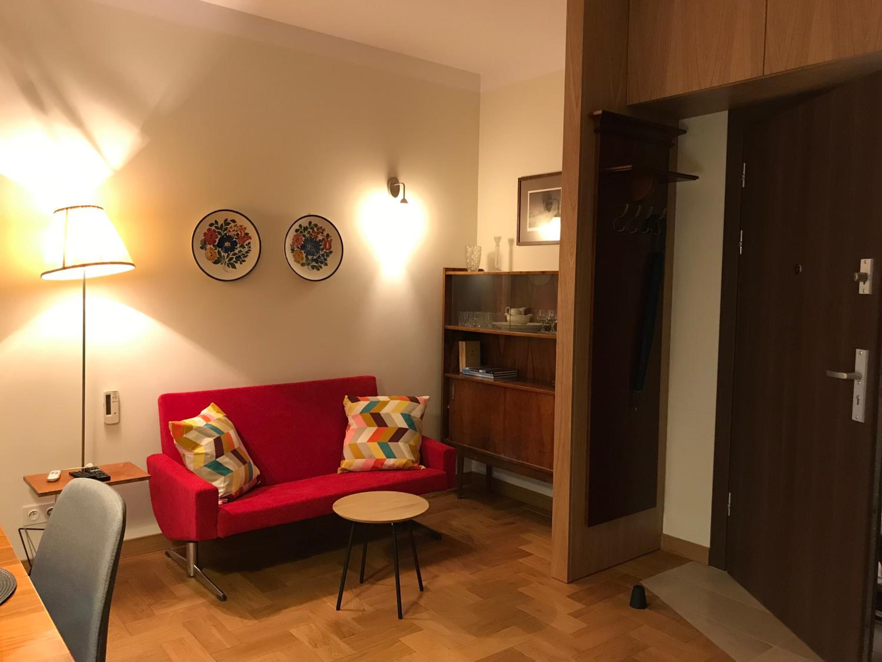 One-Bedroom Apartment - Photo 2