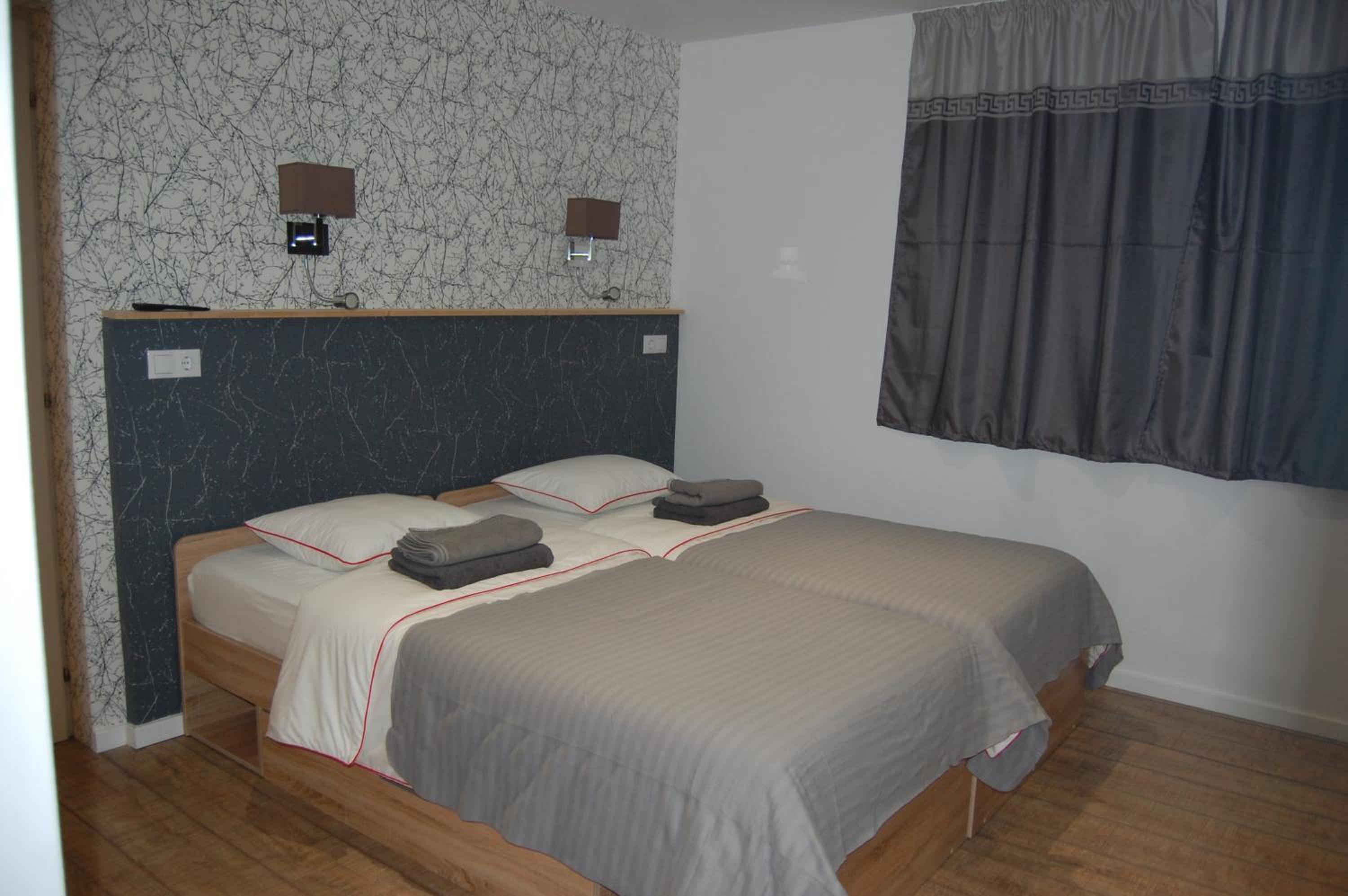 Double or Twin Room with Private Bathroom - Photo 3