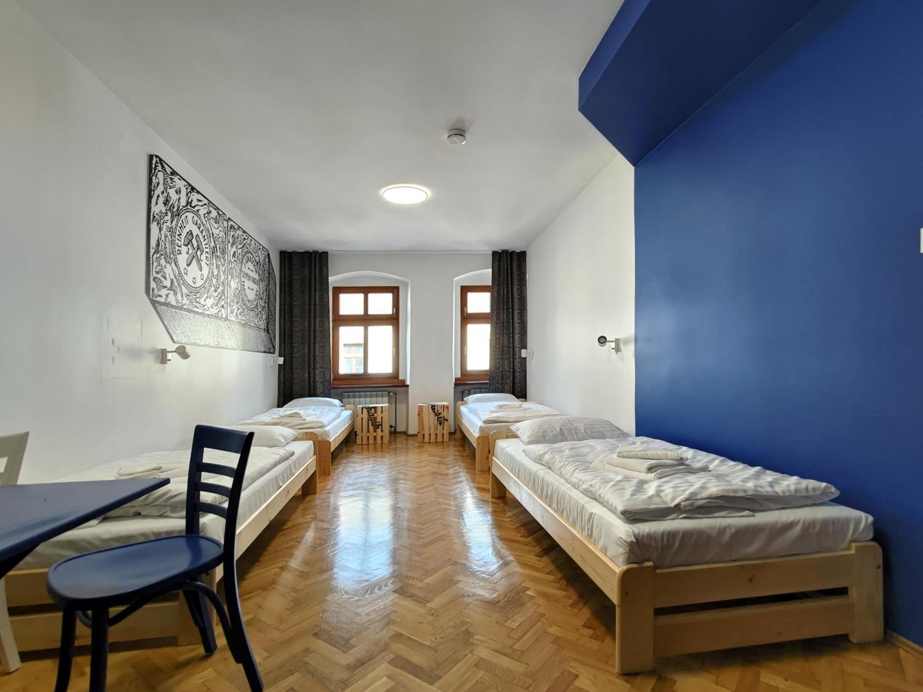 Quadruple Room with Private Bathroom - Photo 9