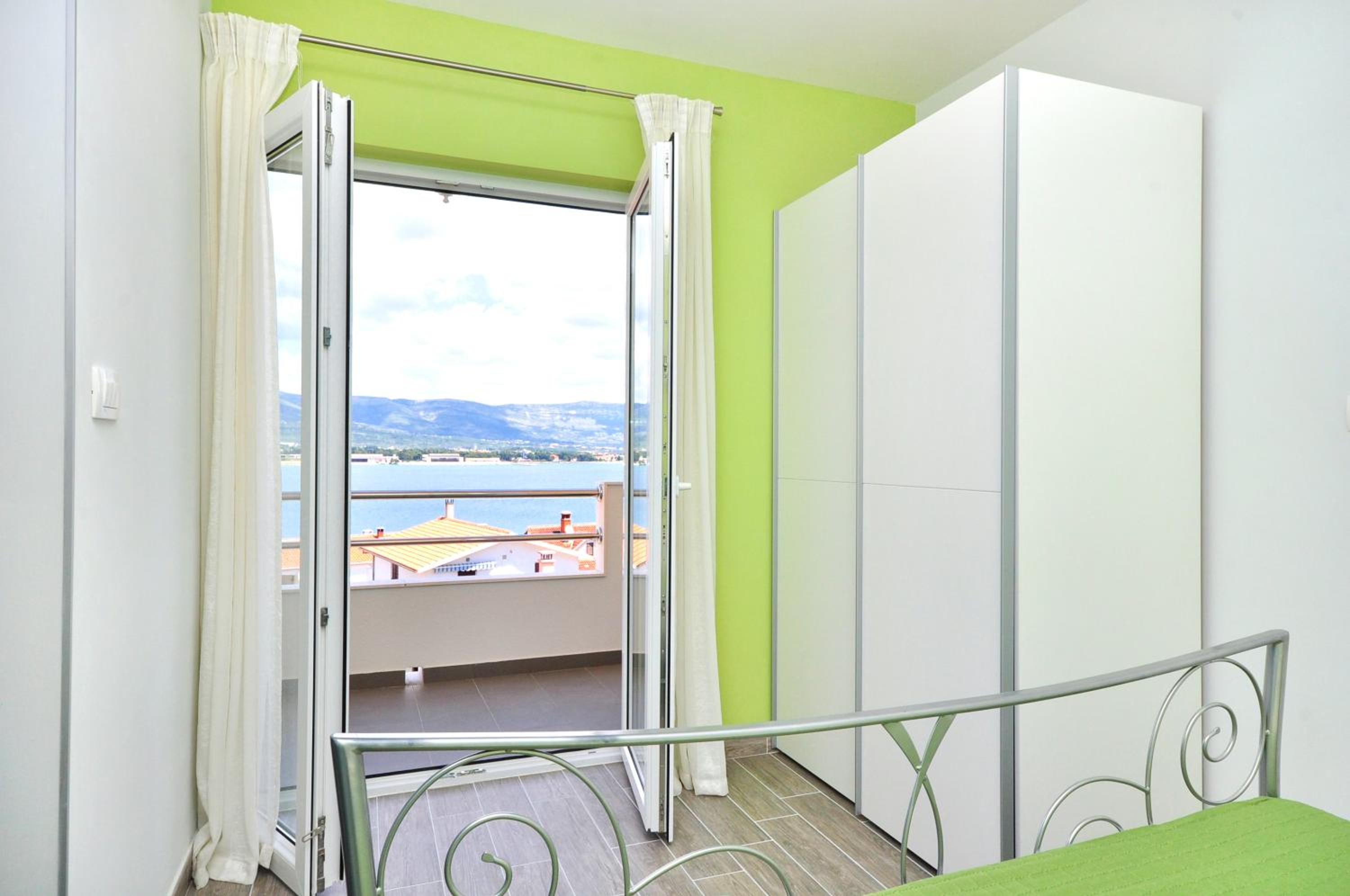 Green Apartment with Sea View
