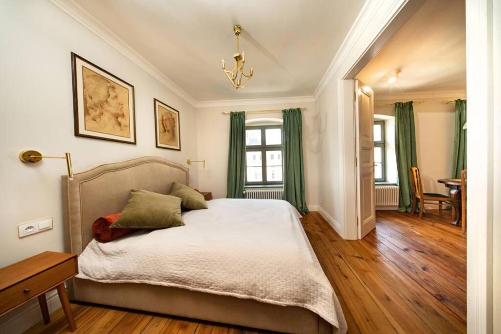 One-Bedroom Apartment - Photo 1