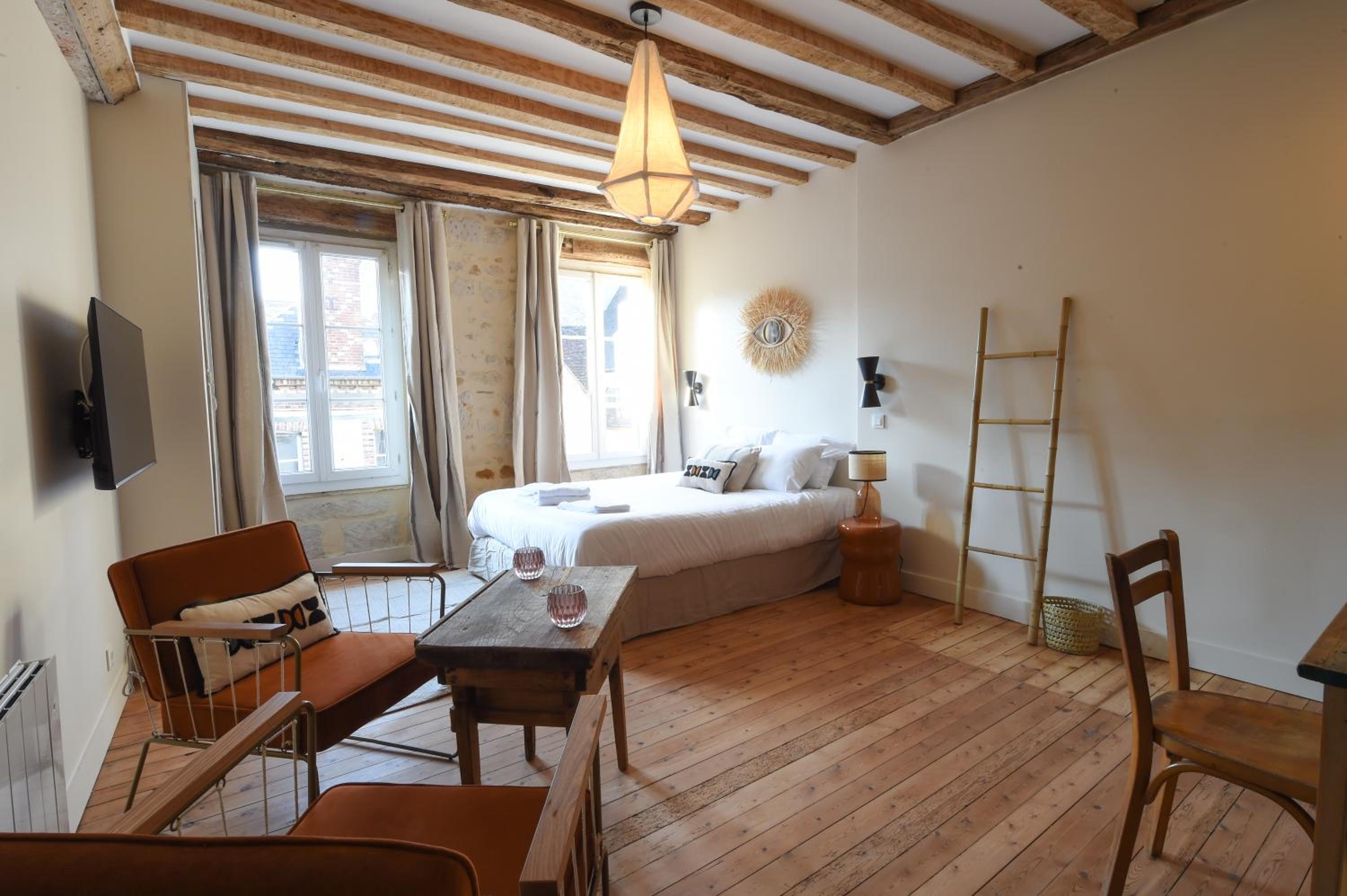 Studio Apartment - Photo 1