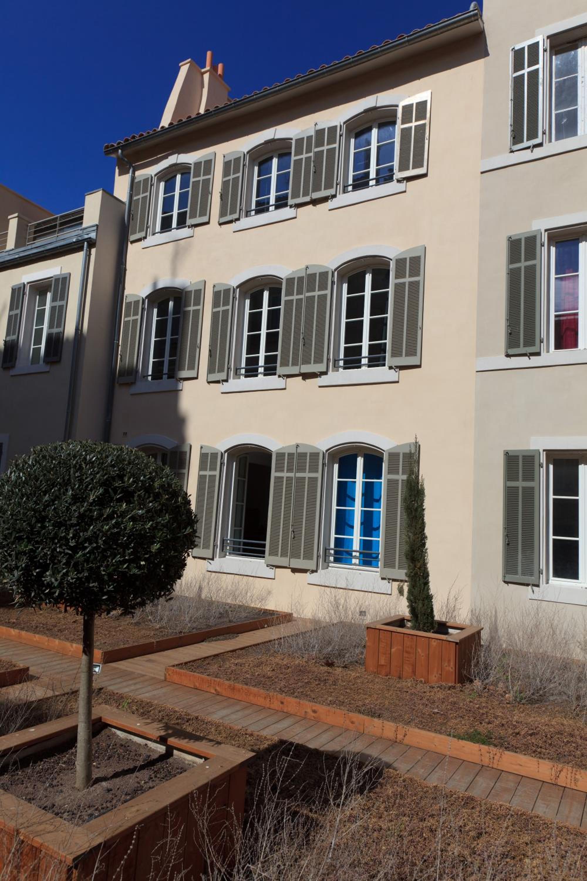 Apartment with Garden View