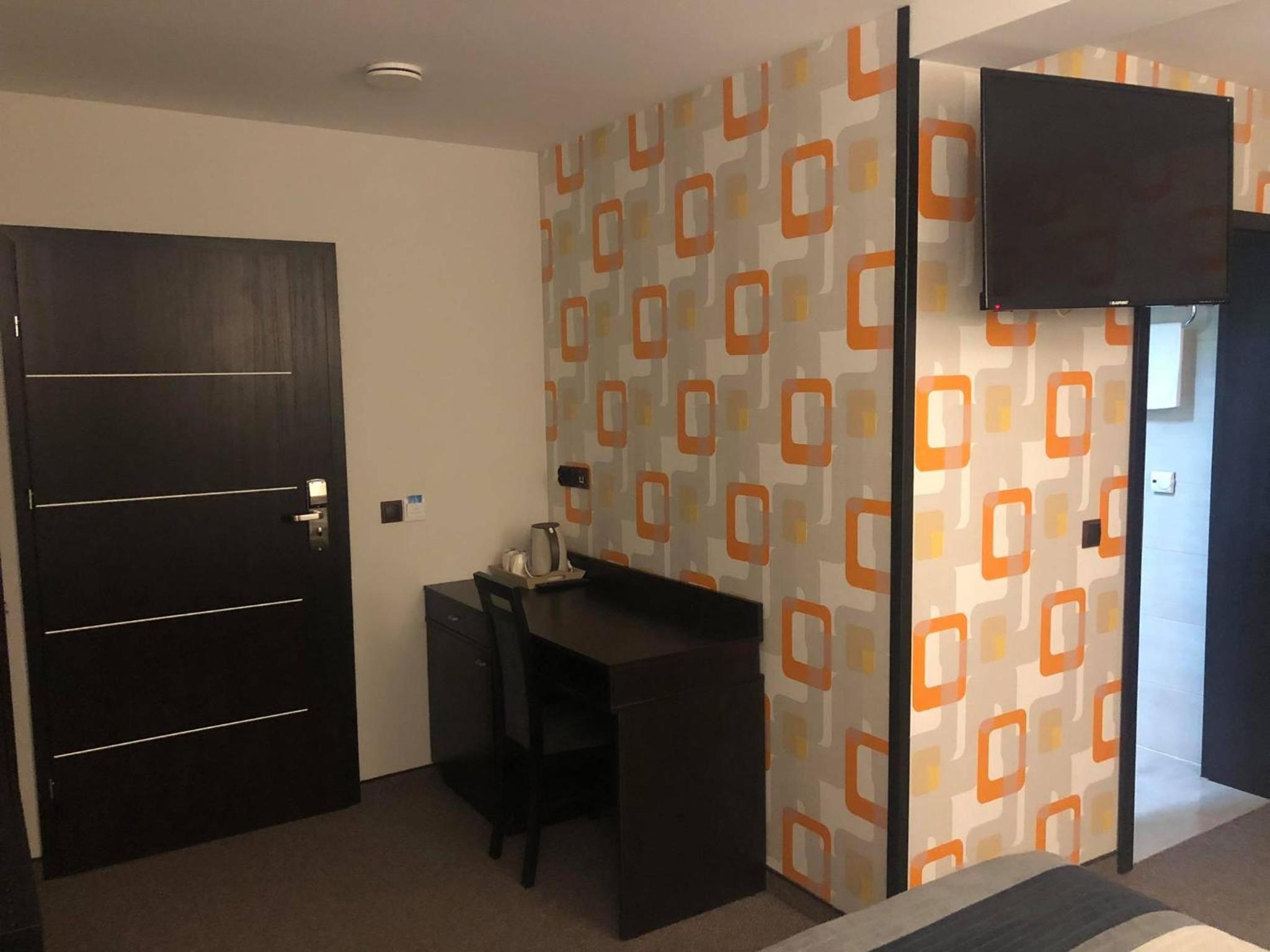 Large Double Room - Photo 3
