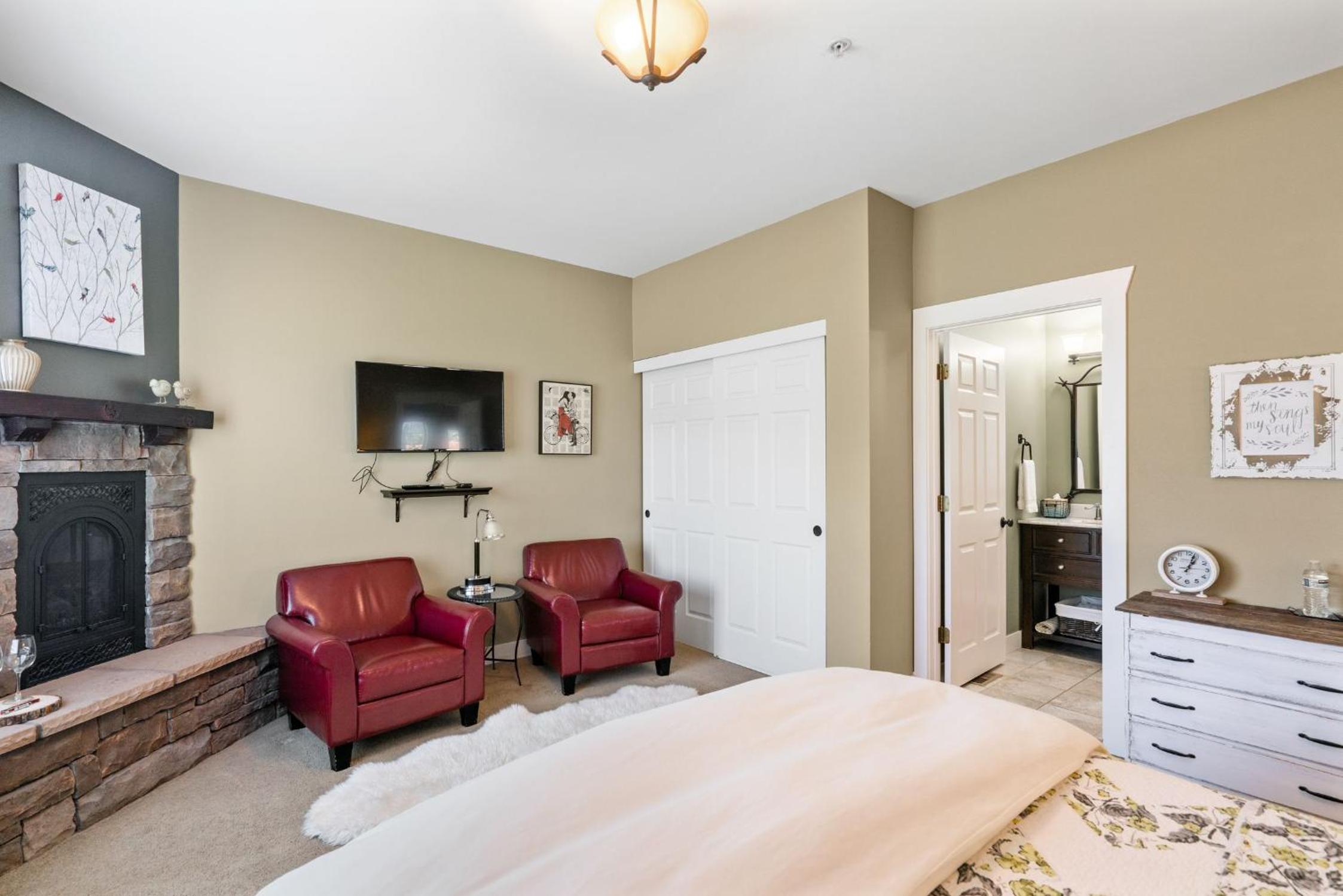 Queen Suite with Spa Bath photo 2