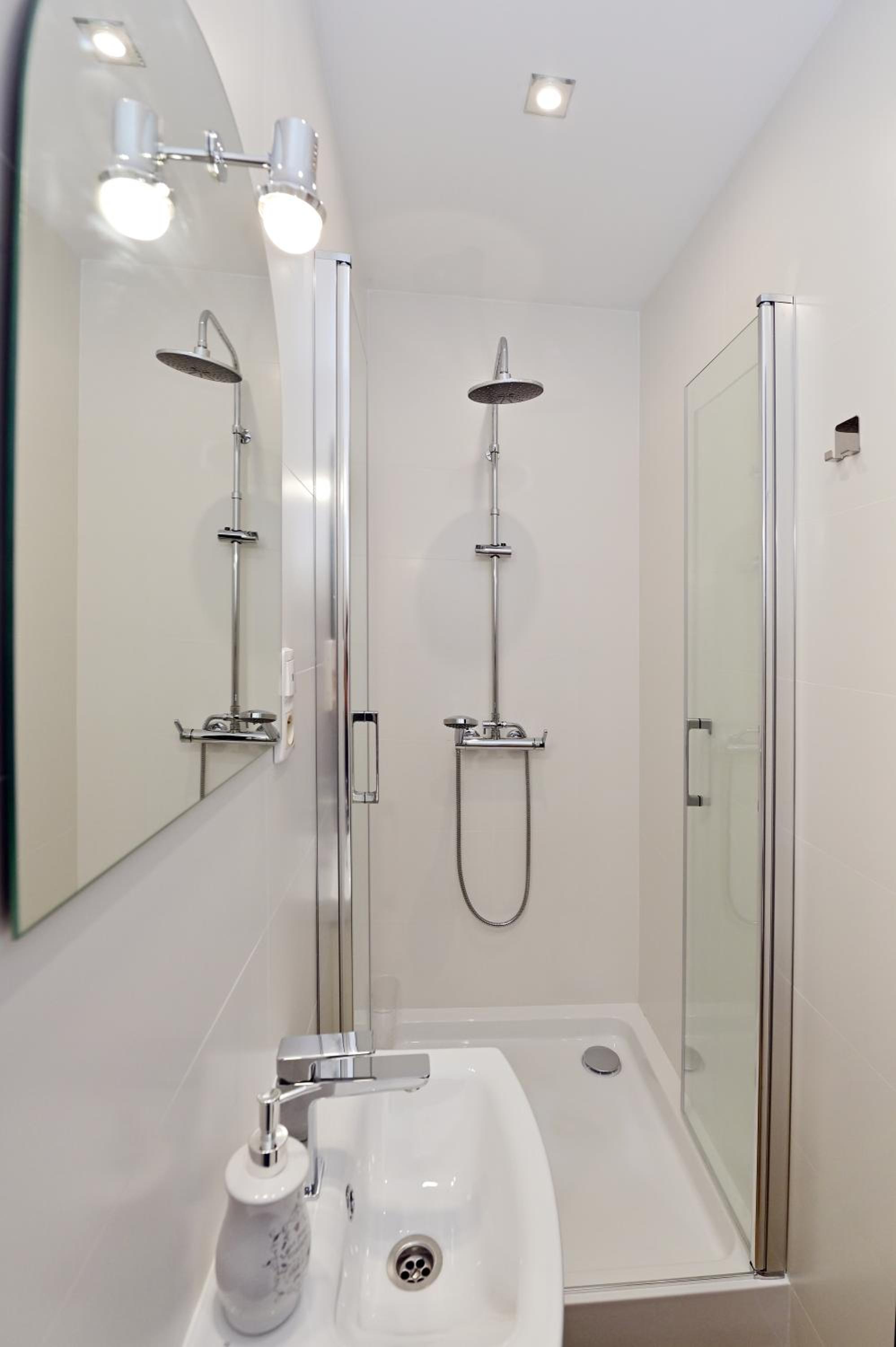 Twin Room with Private Bathroom - Photo 9