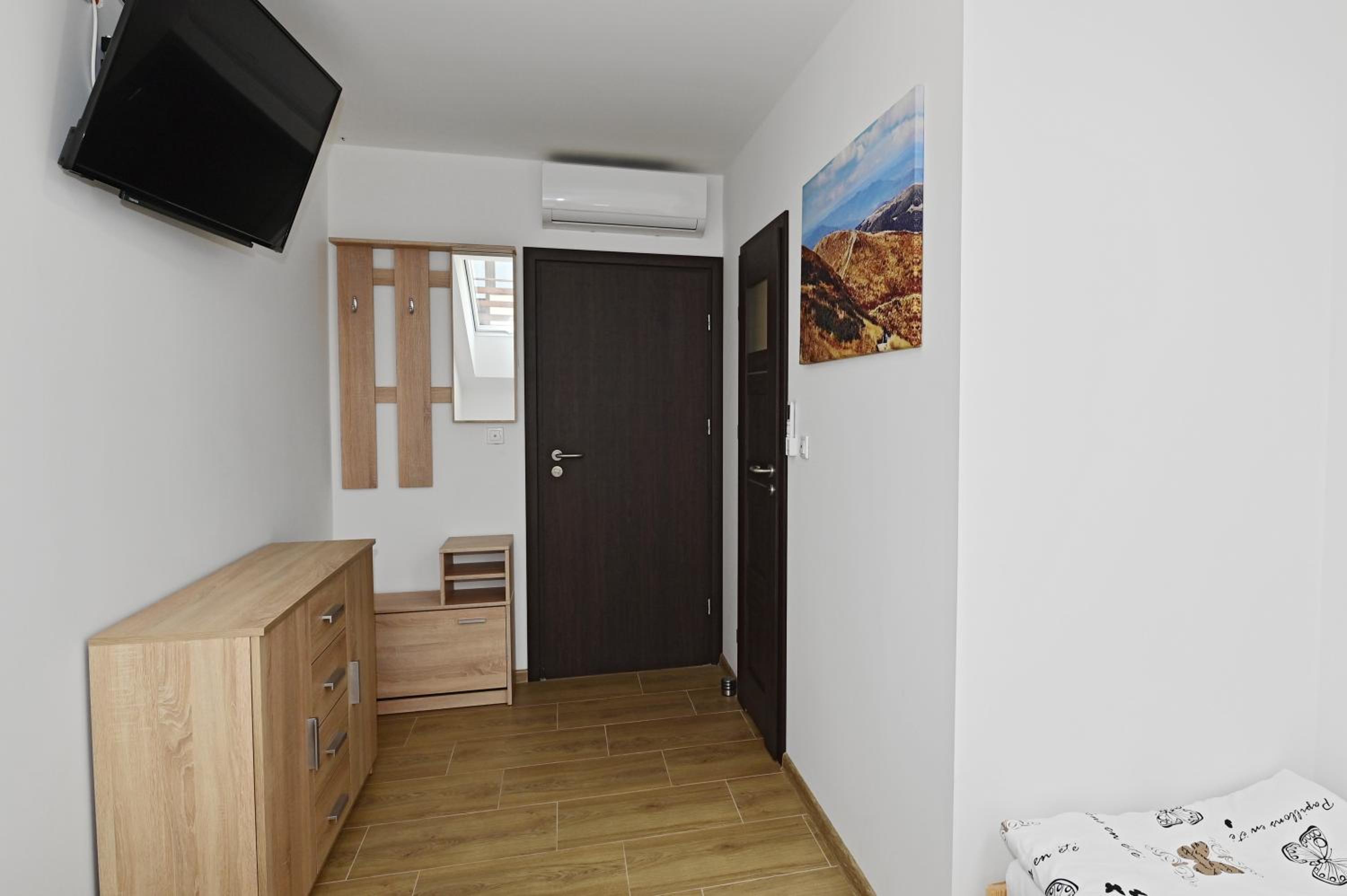 Twin Room with Private Bathroom - Photo 10