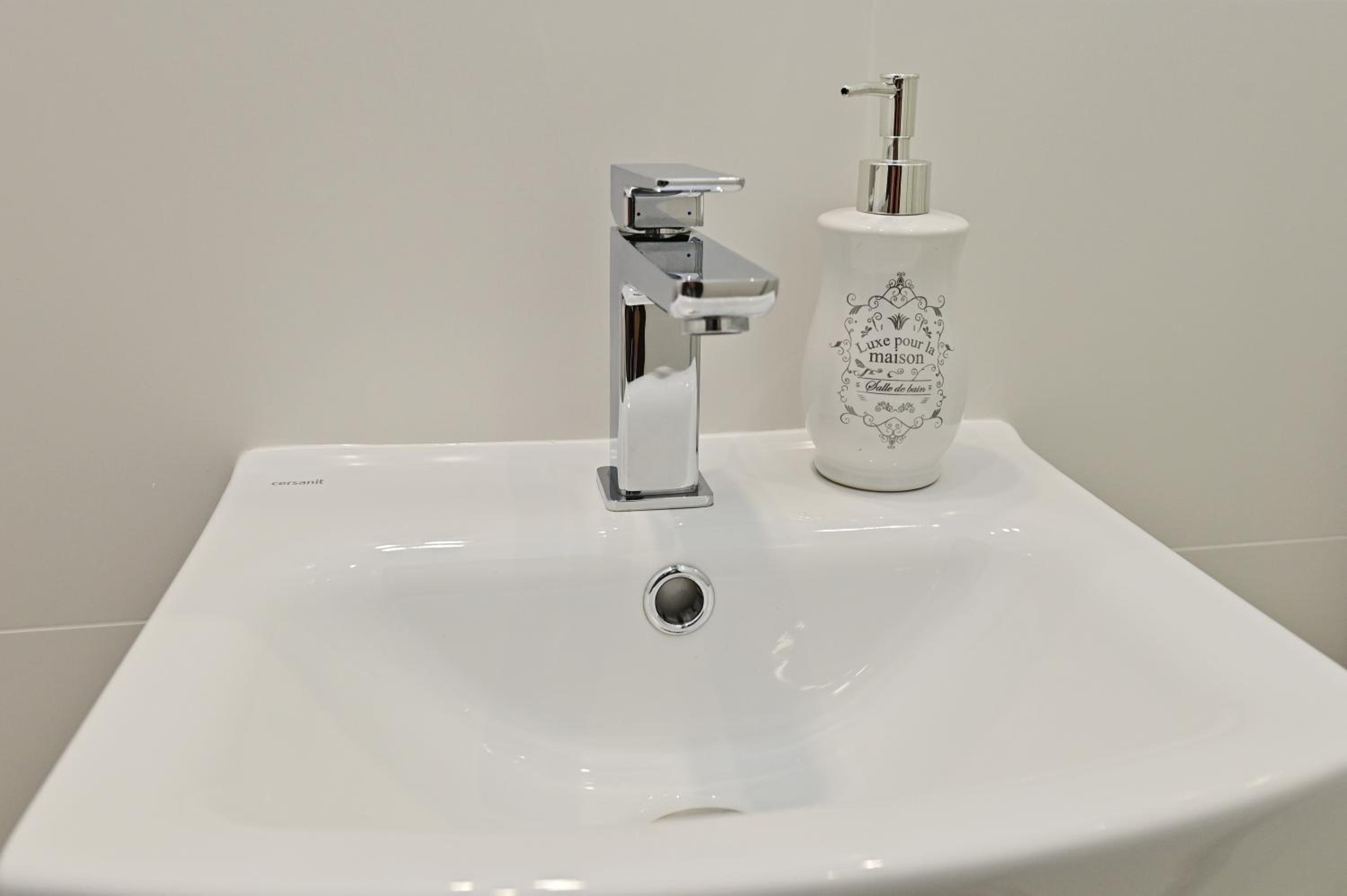 Twin Room with Private Bathroom - Photo 3