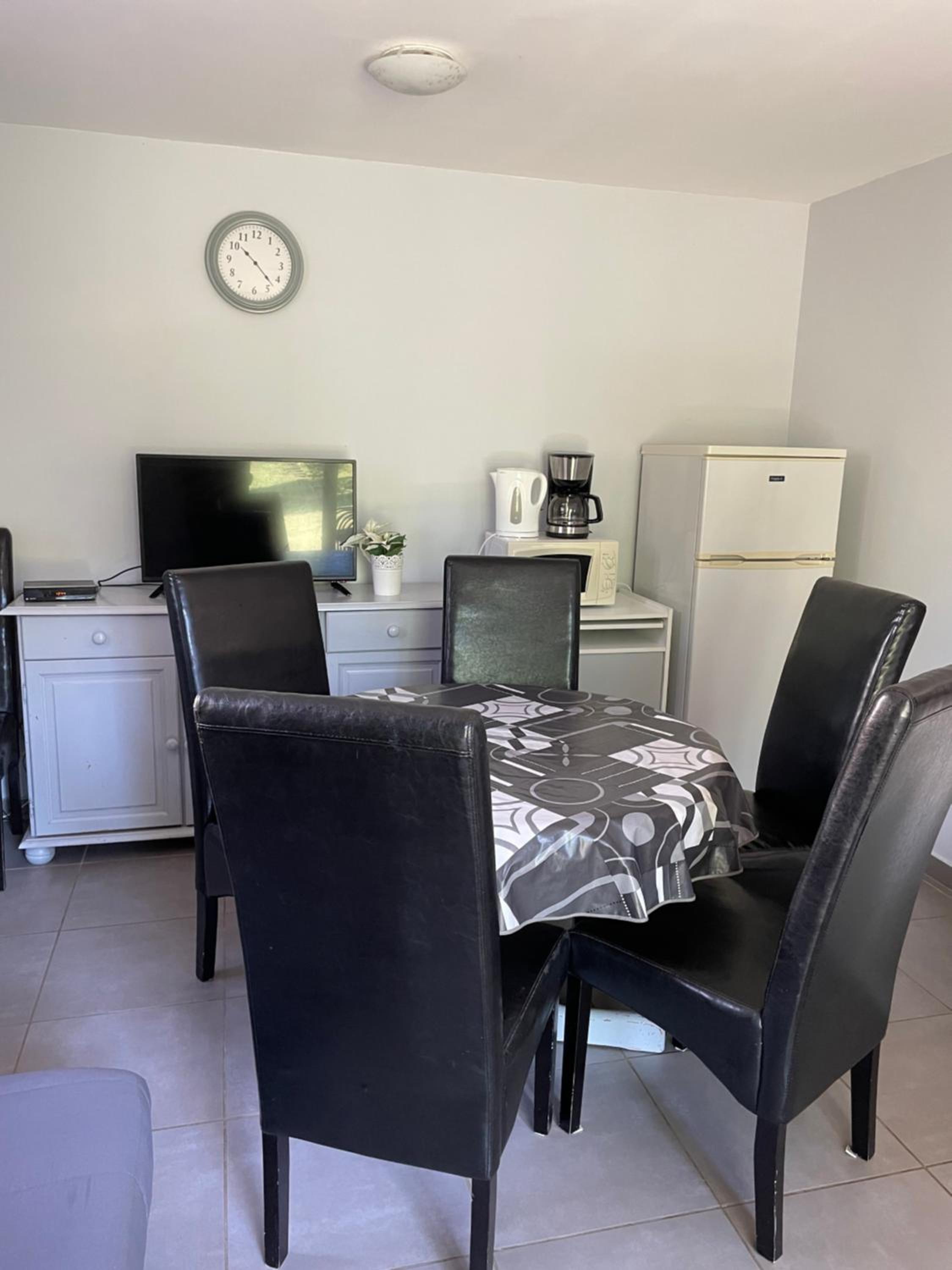 Two-Bedroom House - Photo 2