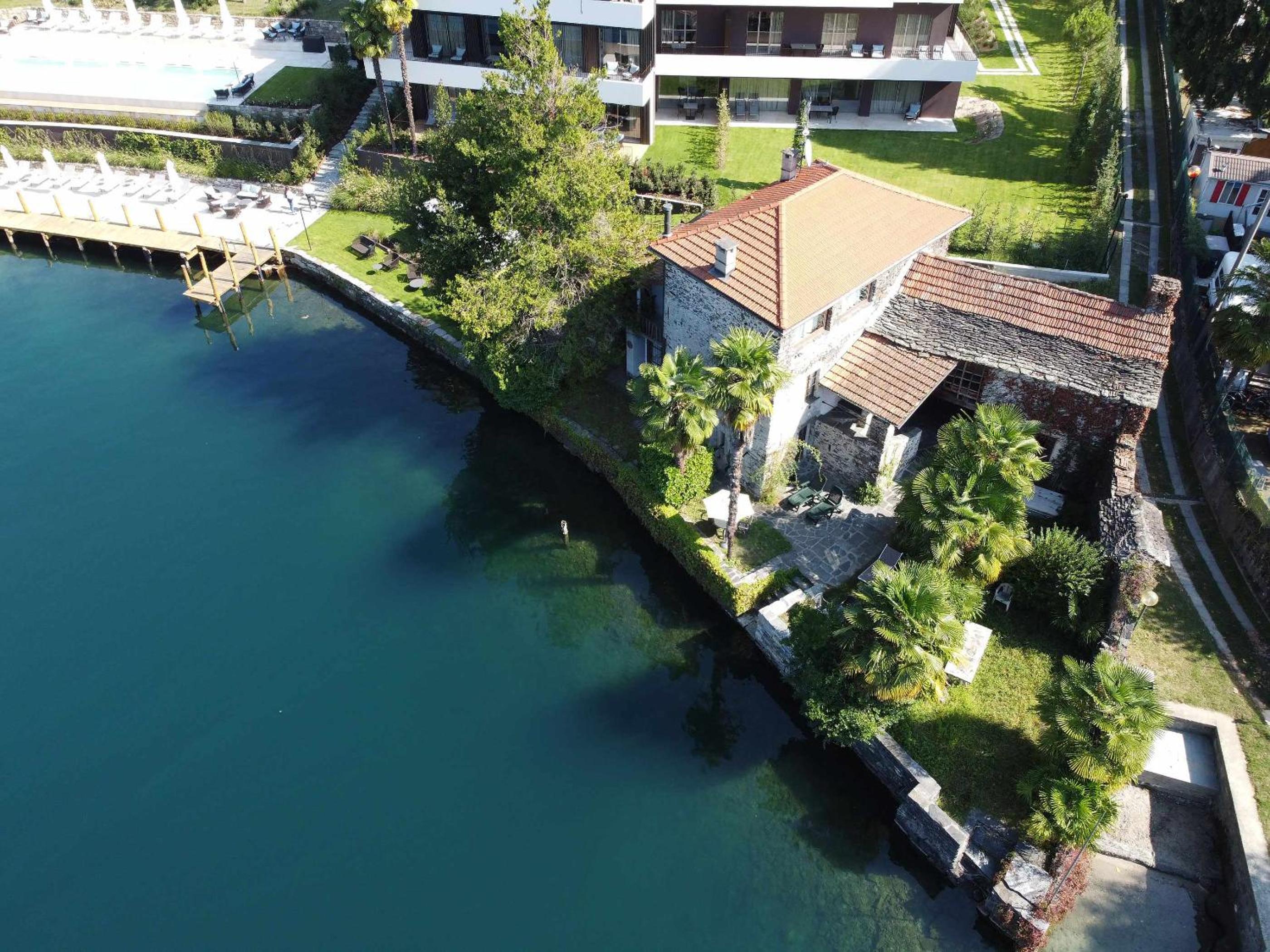 One-Bedroom Apartment with Lake View photo 2