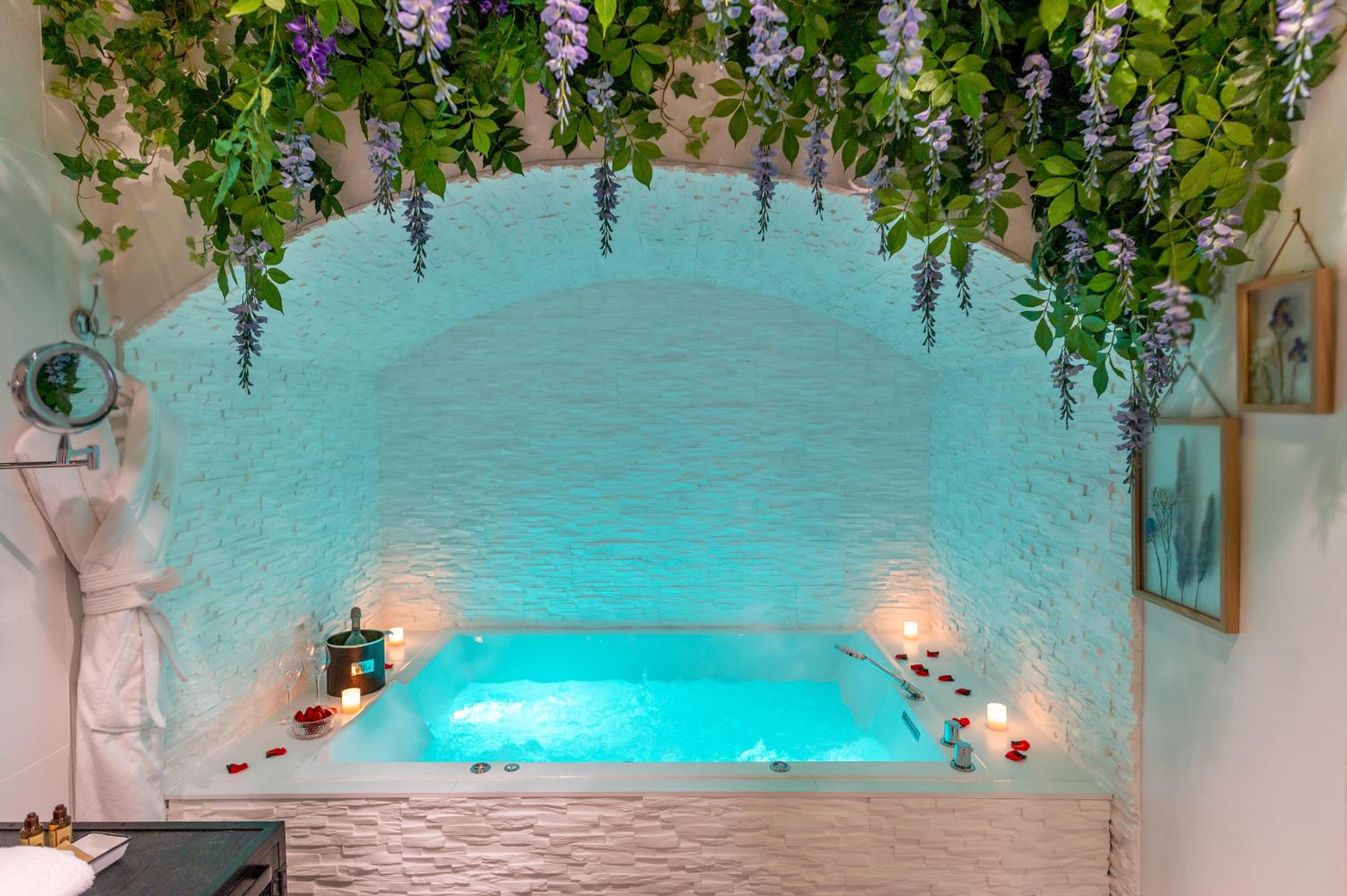 Double Room with Spa Bath - Photo 1