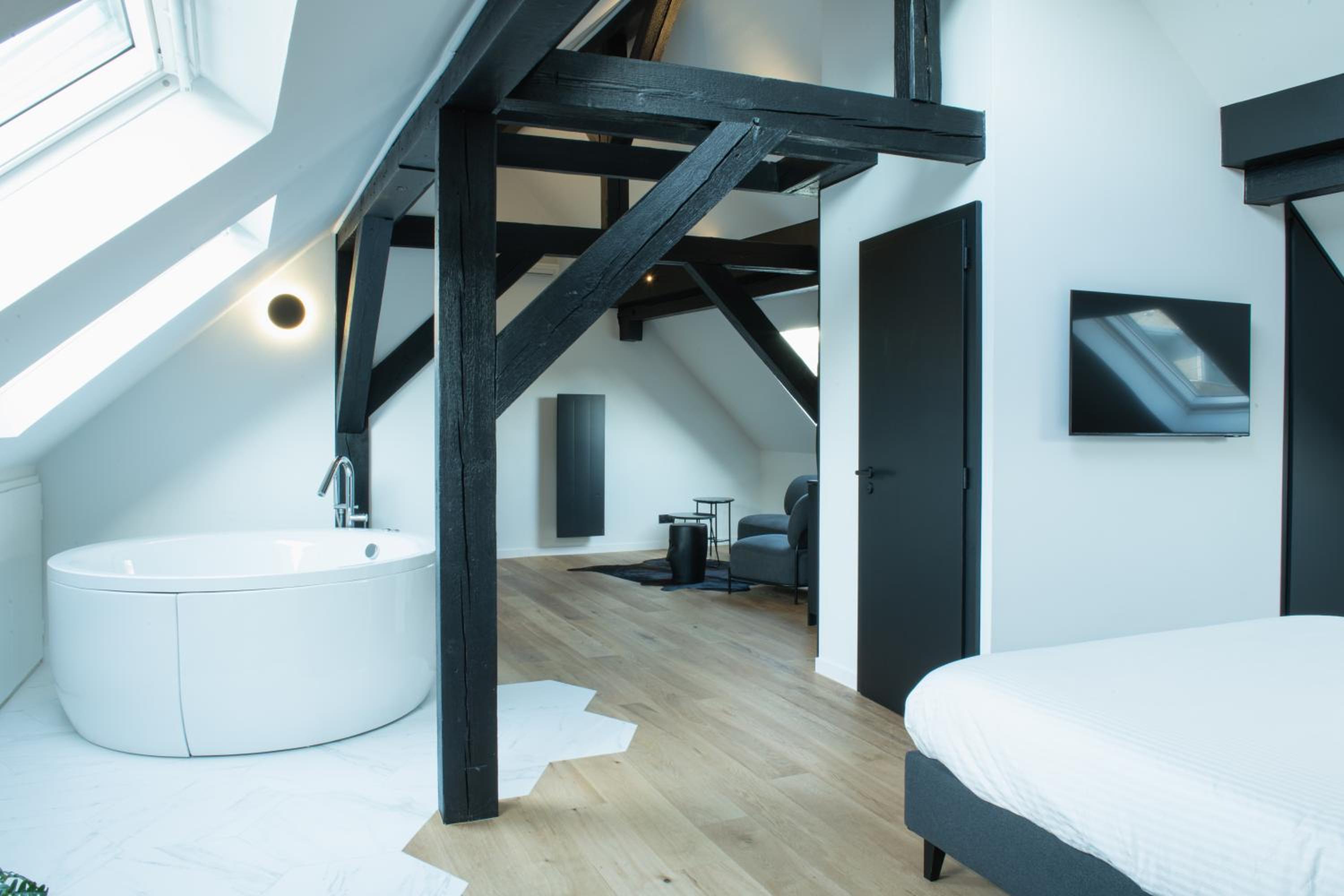 Suite with Hot Tub - Photo 1
