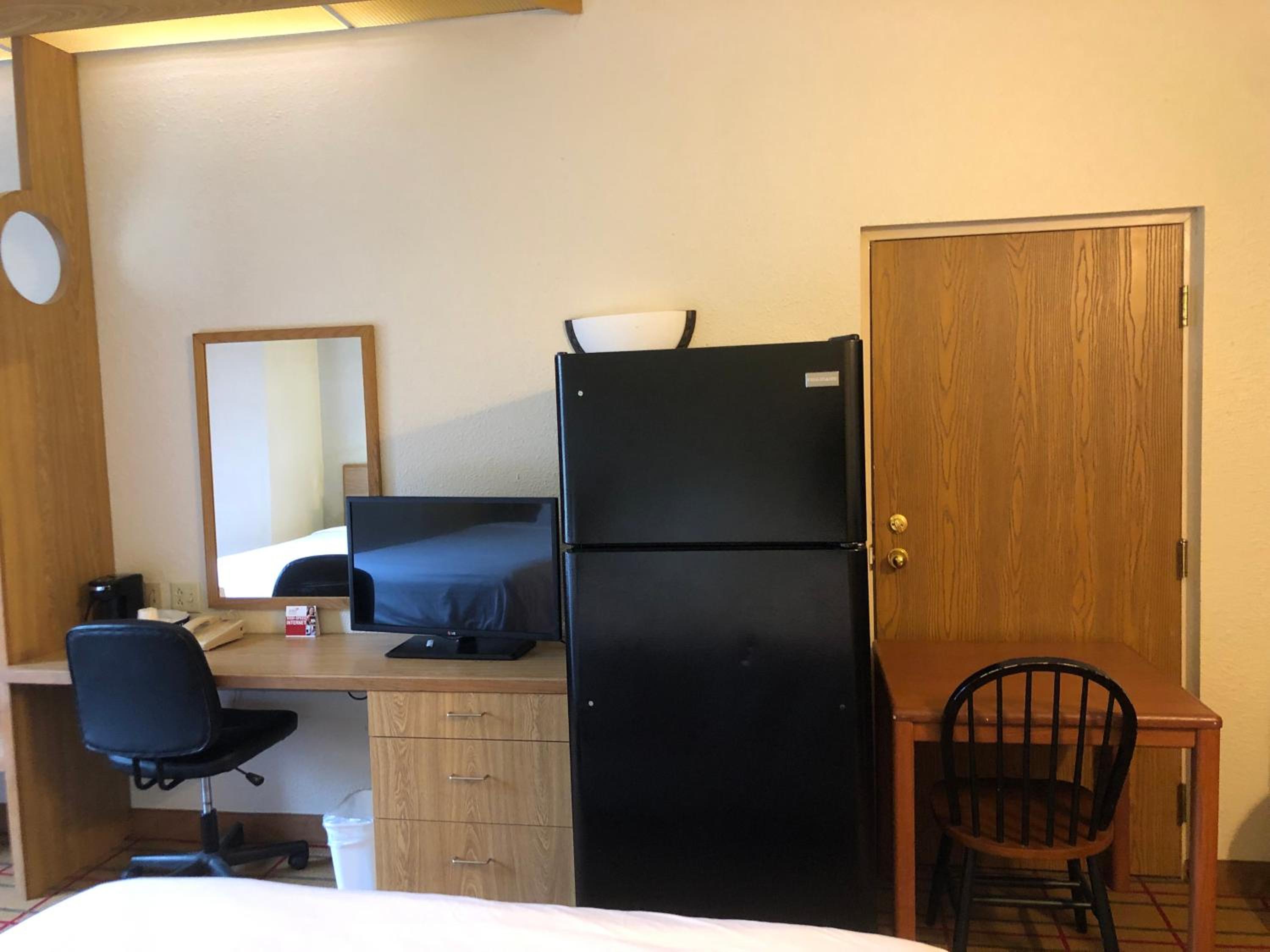 Queen Room - Disability Access with kitchenette photo 3