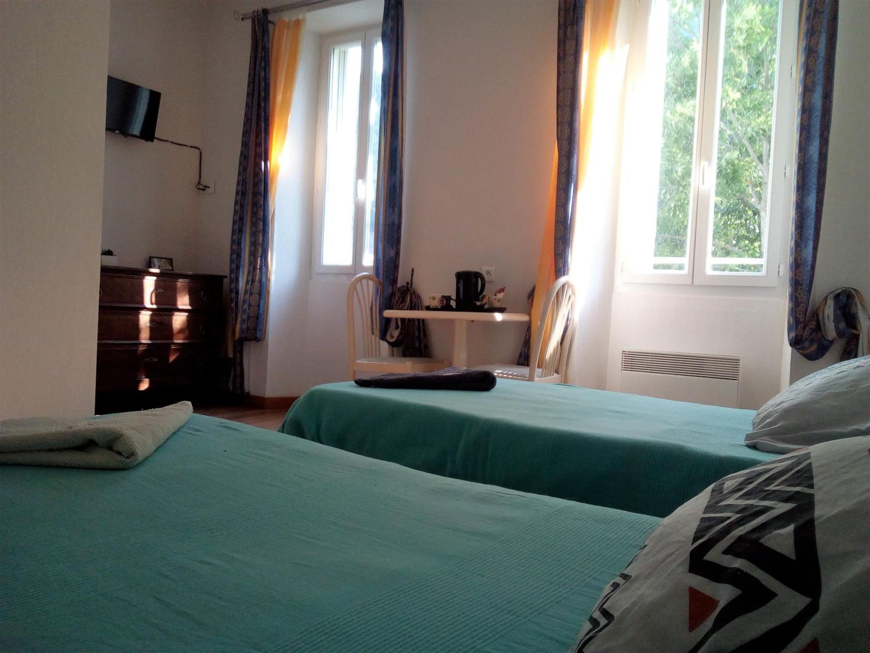Twin Room with Private Bathroom photo 2