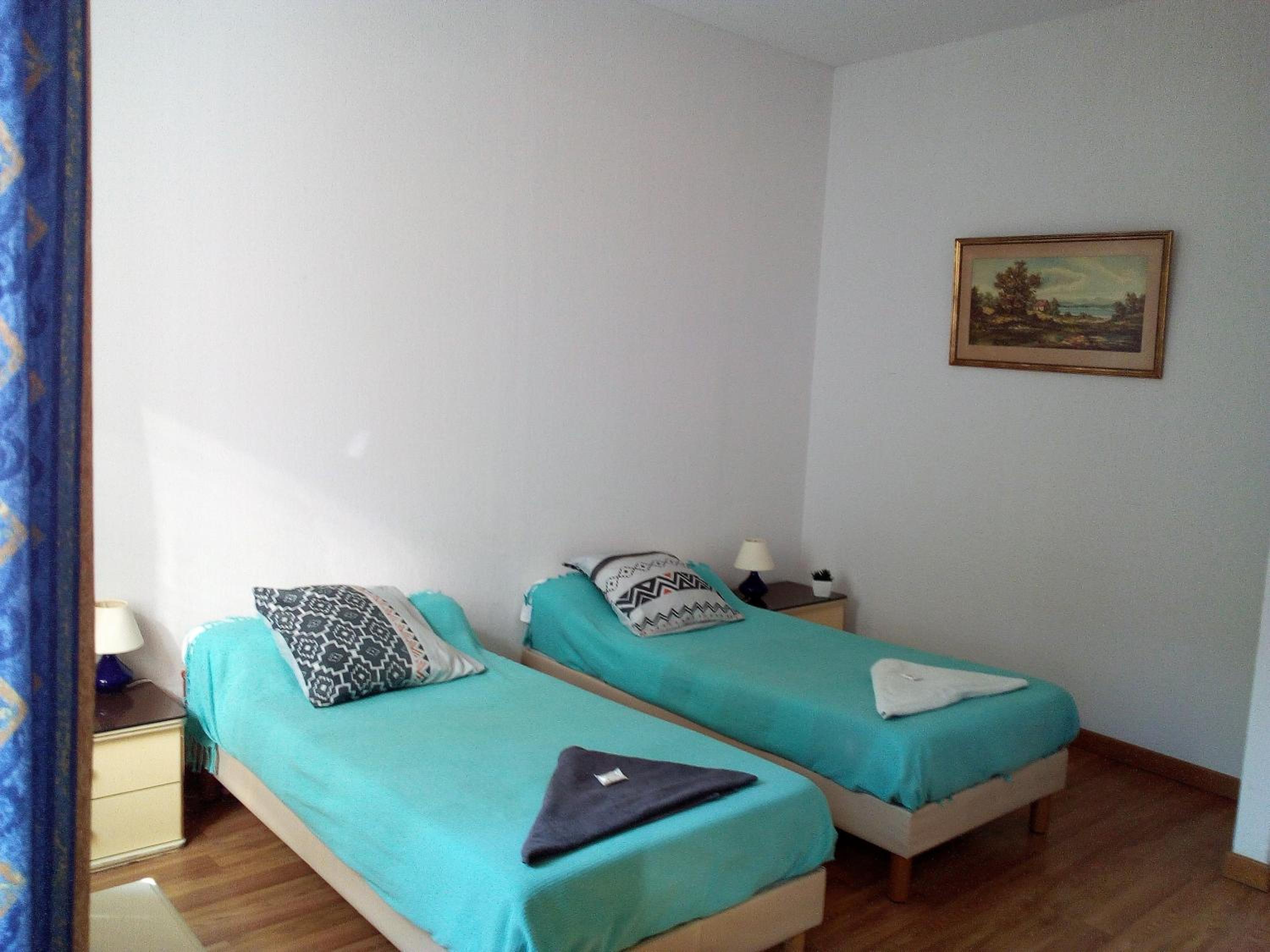 Twin Room with Private Bathroom photo 3
