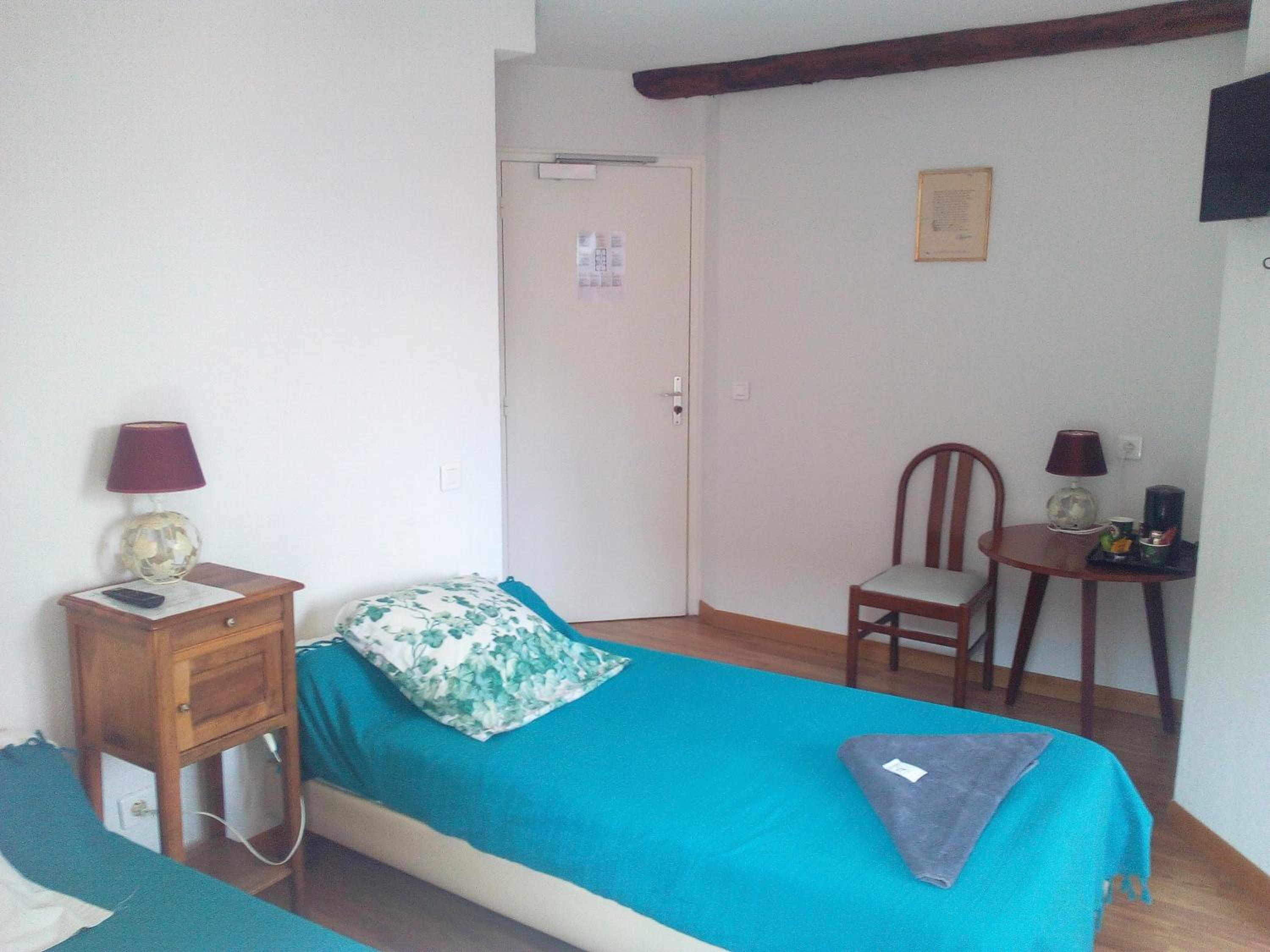 Twin Room with Private Bathroom photo 2