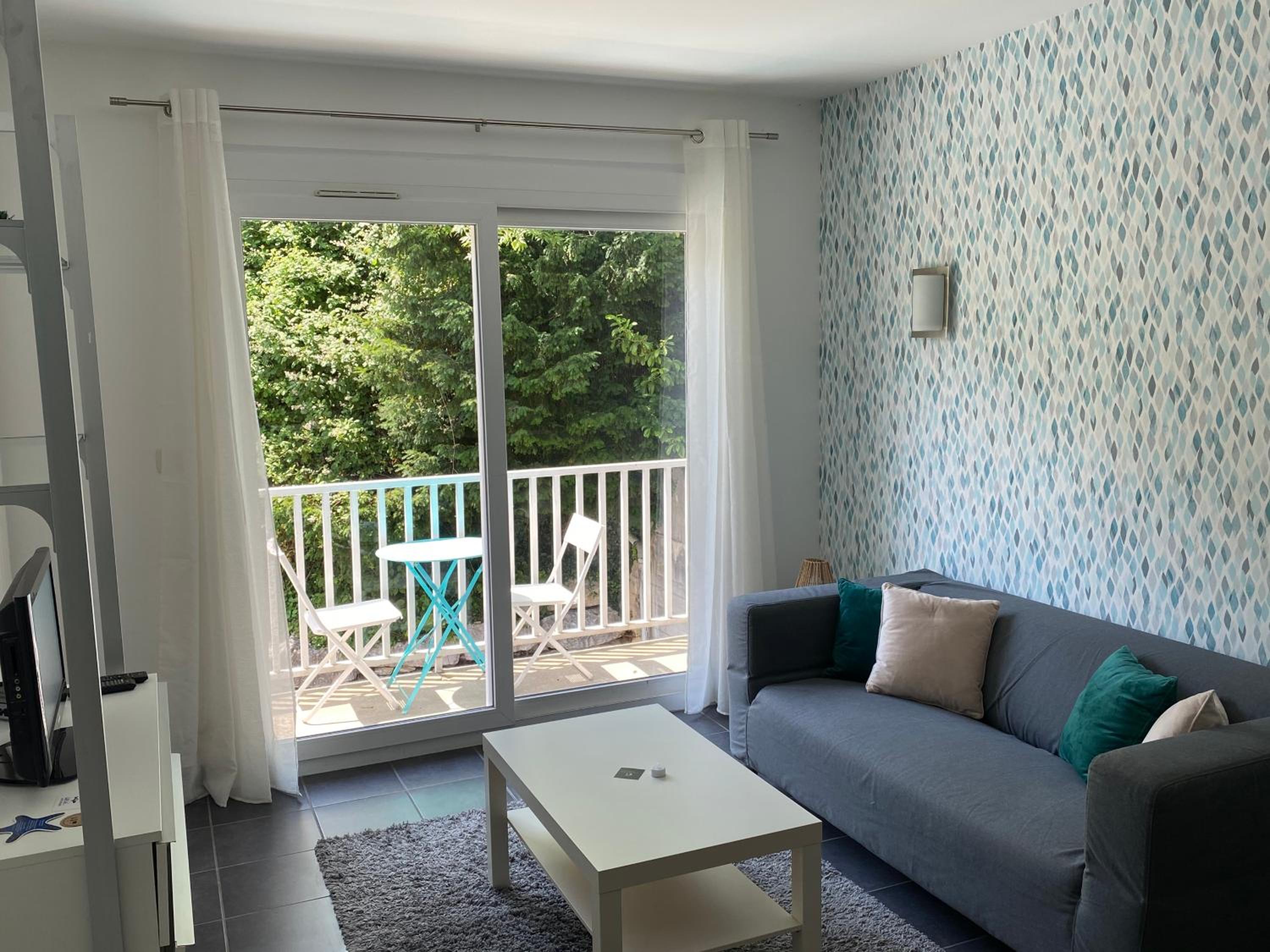 Apartment with Mountain View - Photo 2
