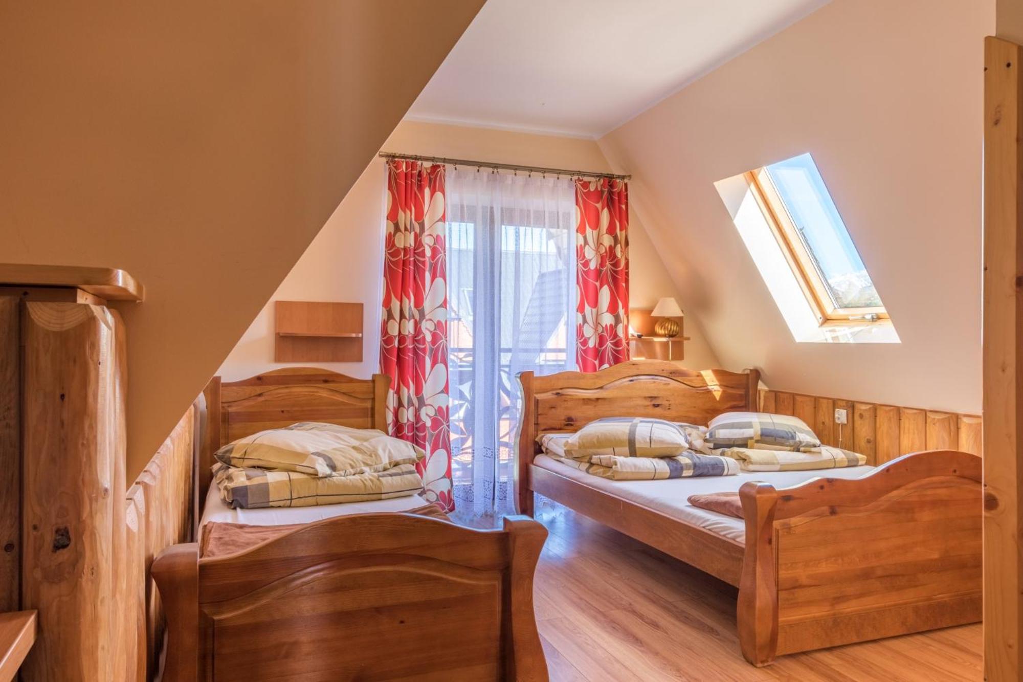 Quadruple Room with Private Bathroom photo 3